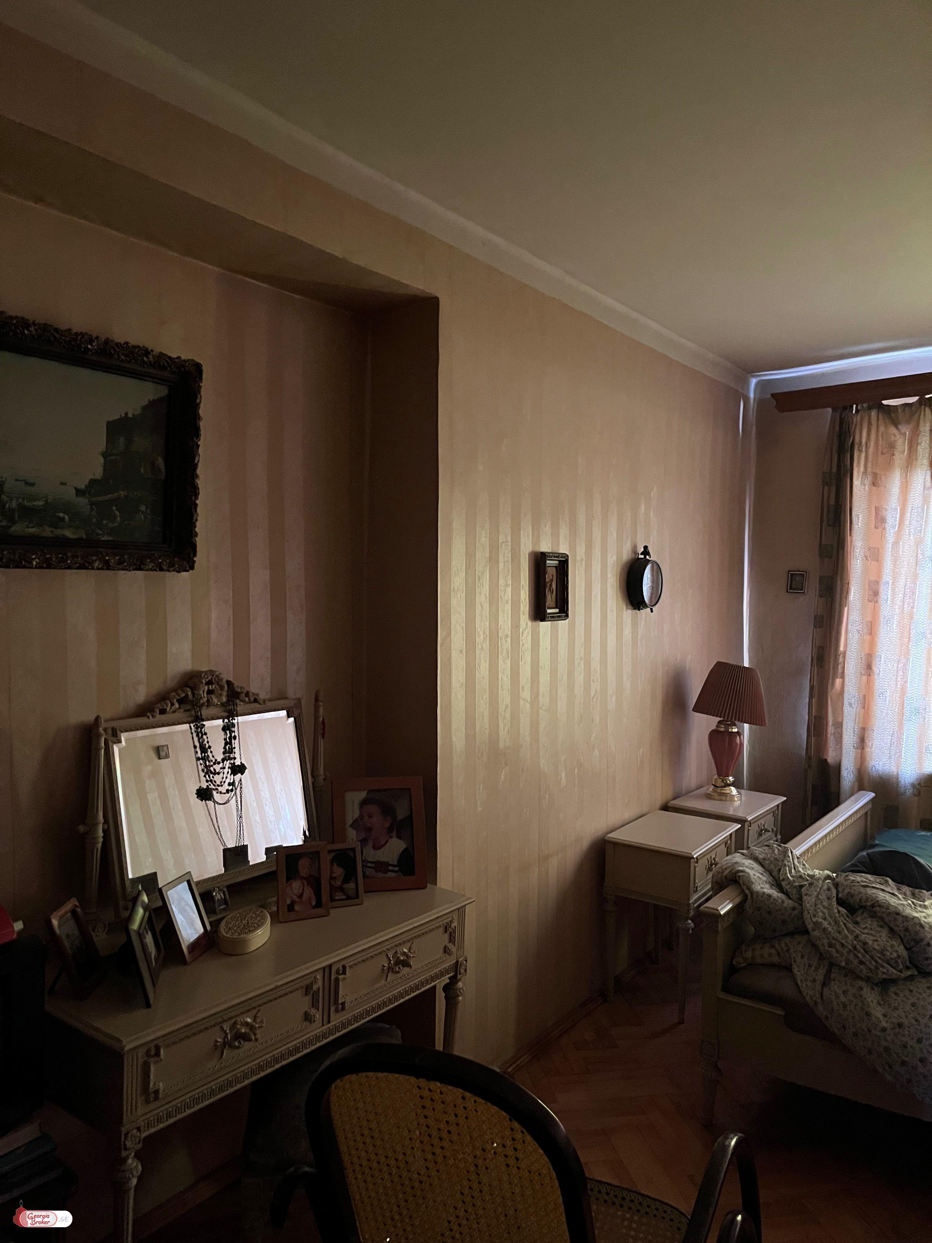 продается квартира со старым ремонтом 4-комнаты