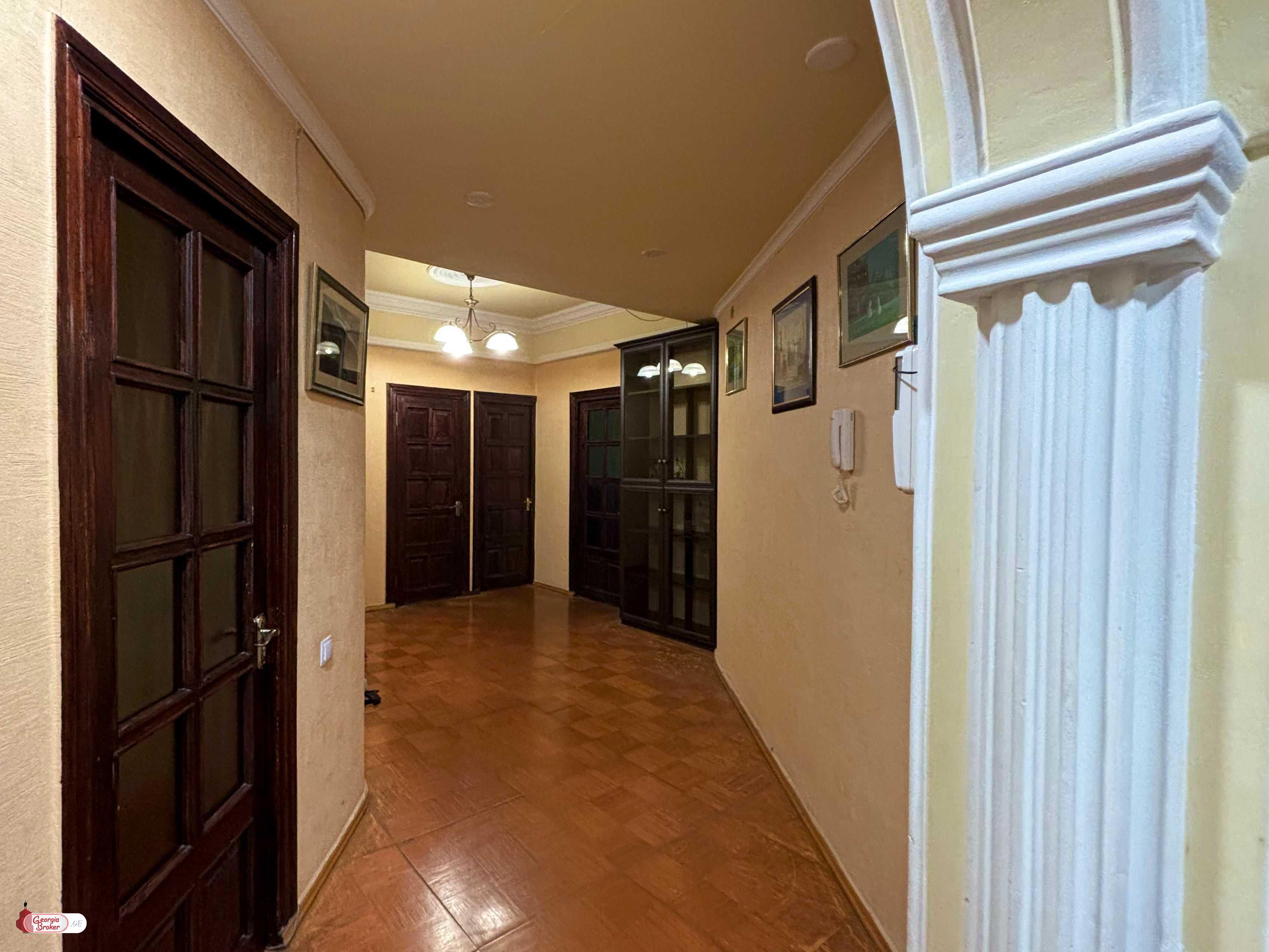 იყიდება ახალი გარემონტებული 5 ოთახიანი ბინა