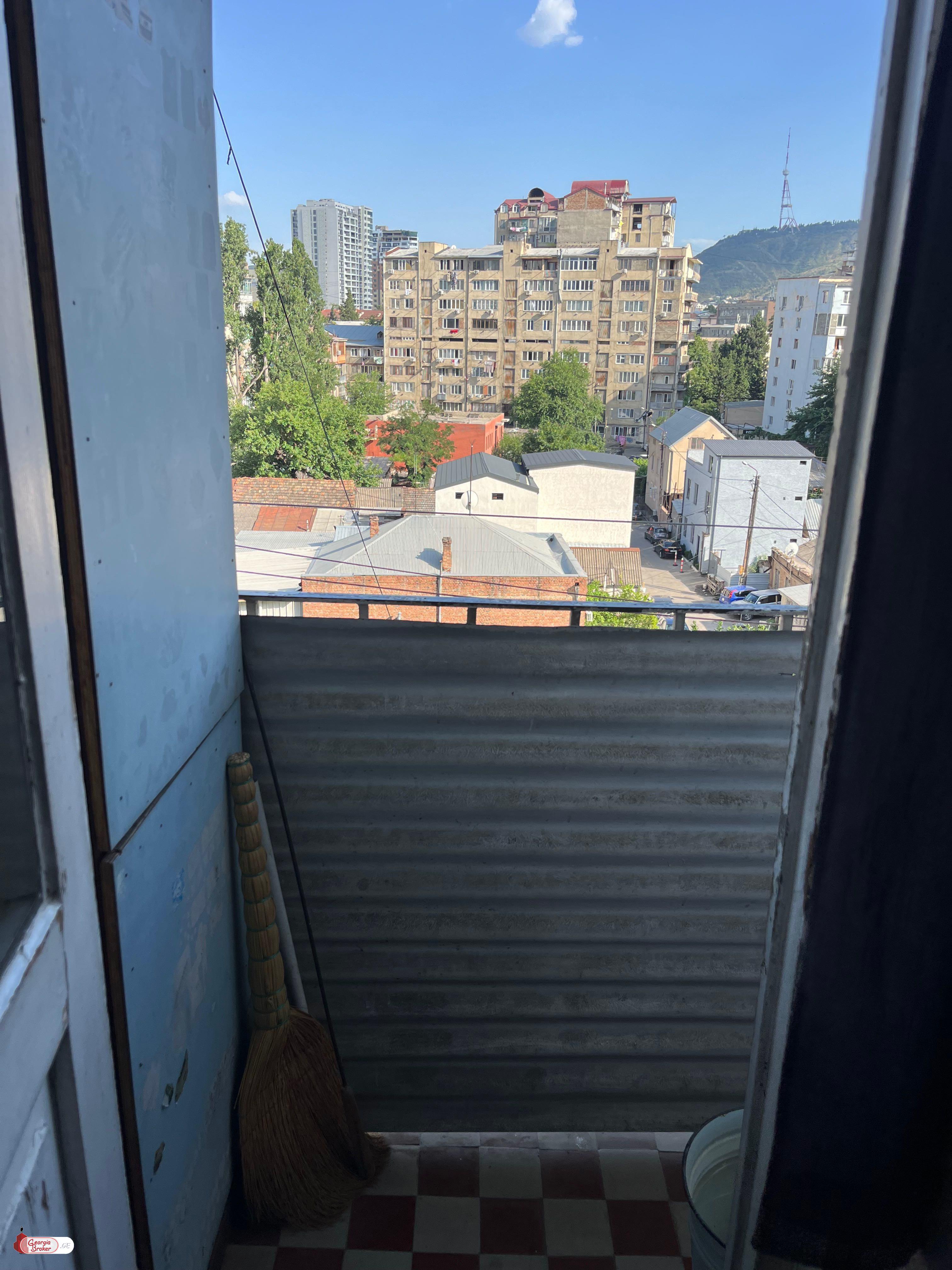 продается квартира со старым ремонтом 4-комнаты