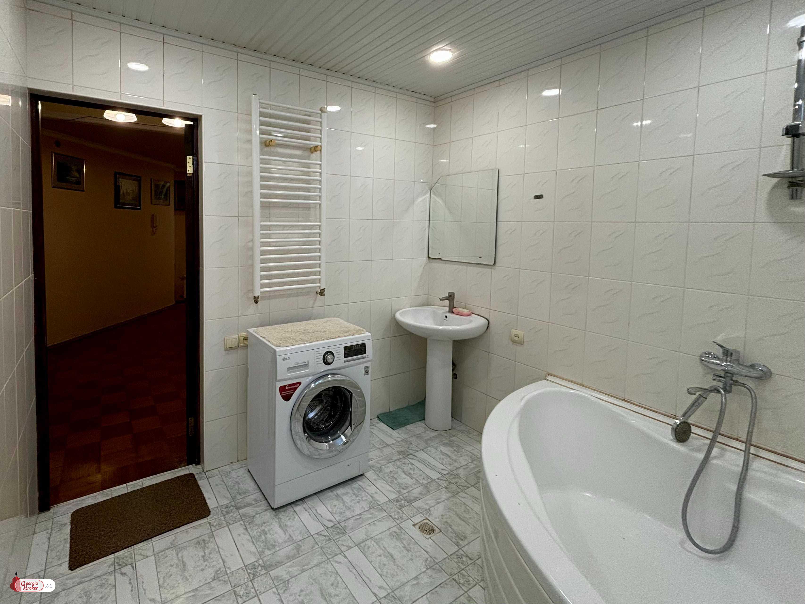 იყიდება ახალი გარემონტებული 5 ოთახიანი ბინა