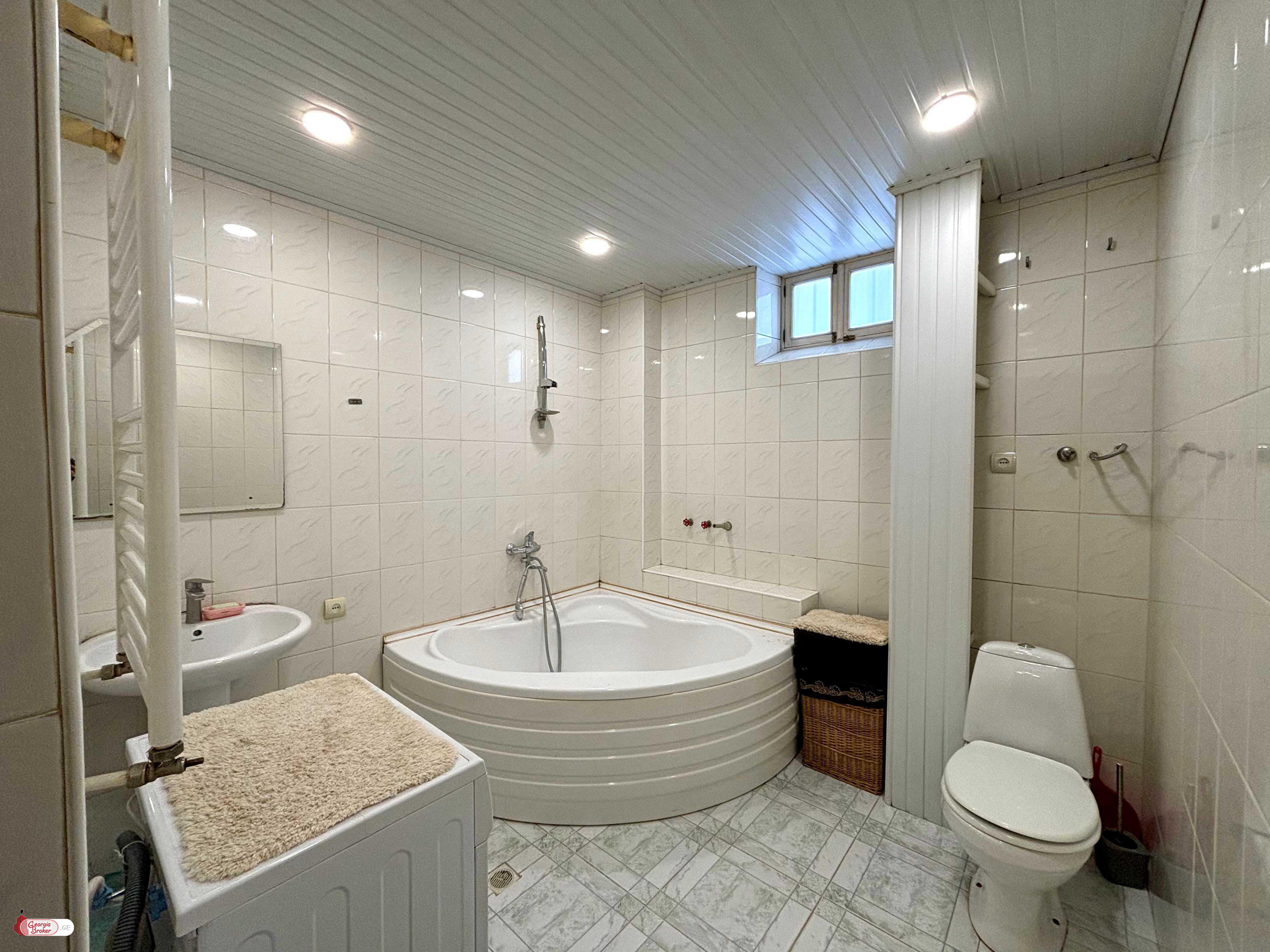 იყიდება ახალი გარემონტებული 5 ოთახიანი ბინა