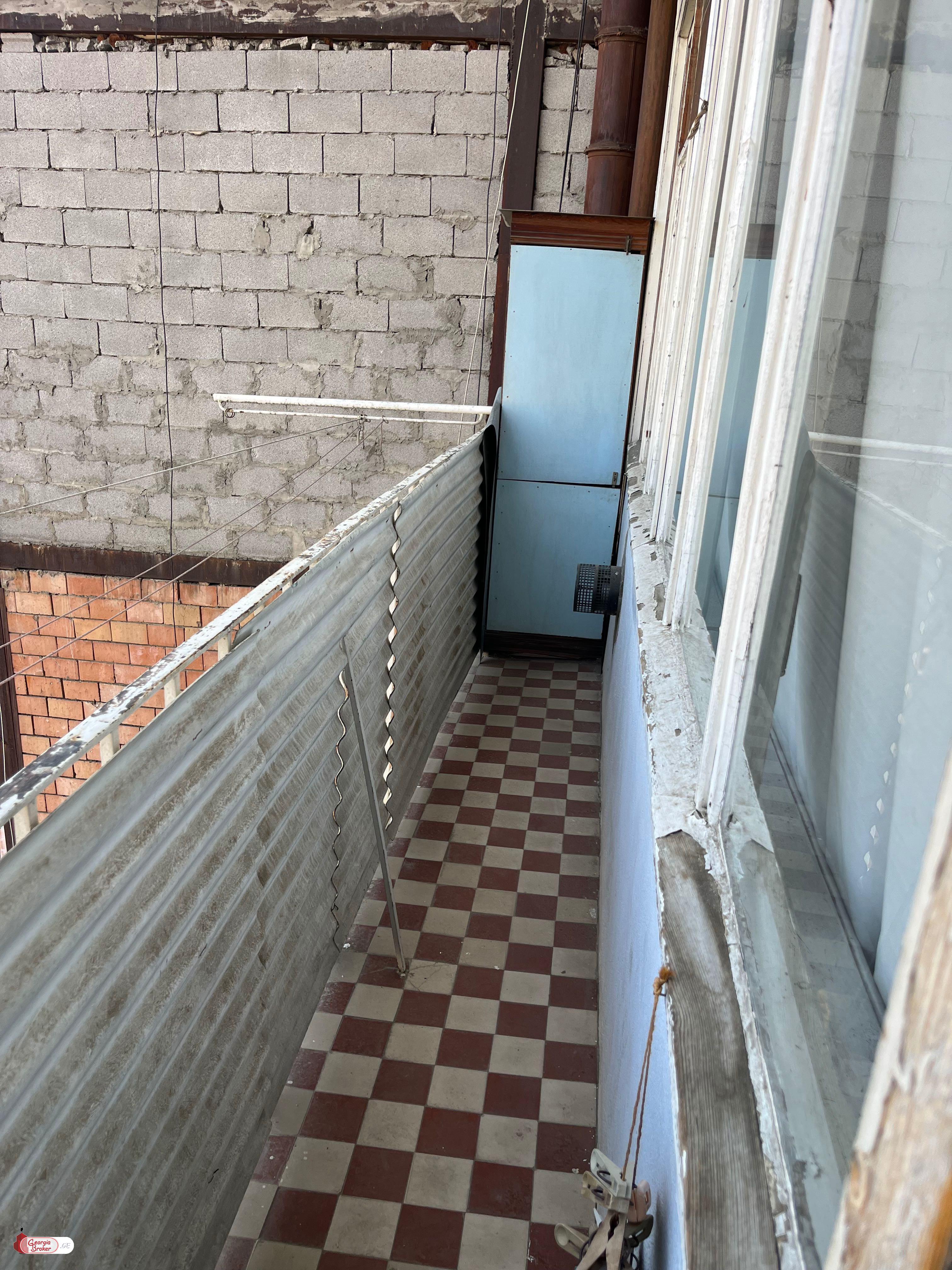 продается квартира со старым ремонтом 4-комнаты