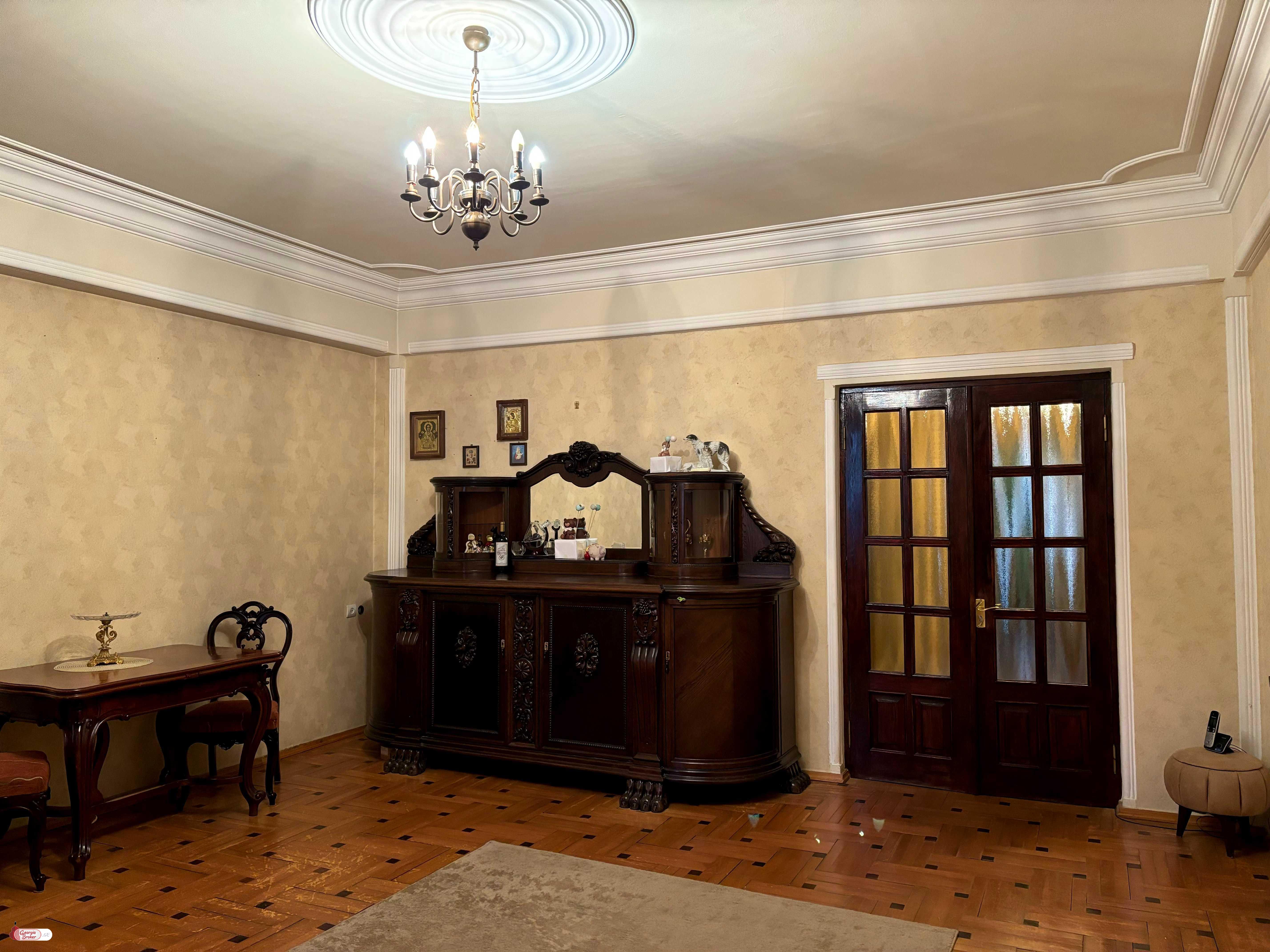 იყიდება ახალი გარემონტებული 5 ოთახიანი ბინა