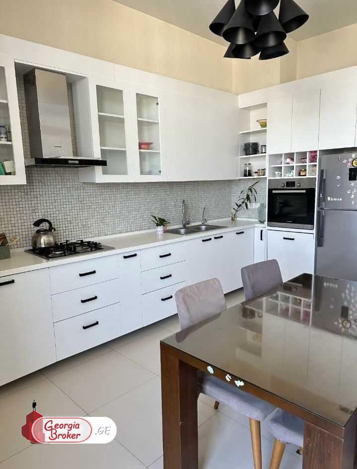 продается квартира с новым ремонтом 5-комнат