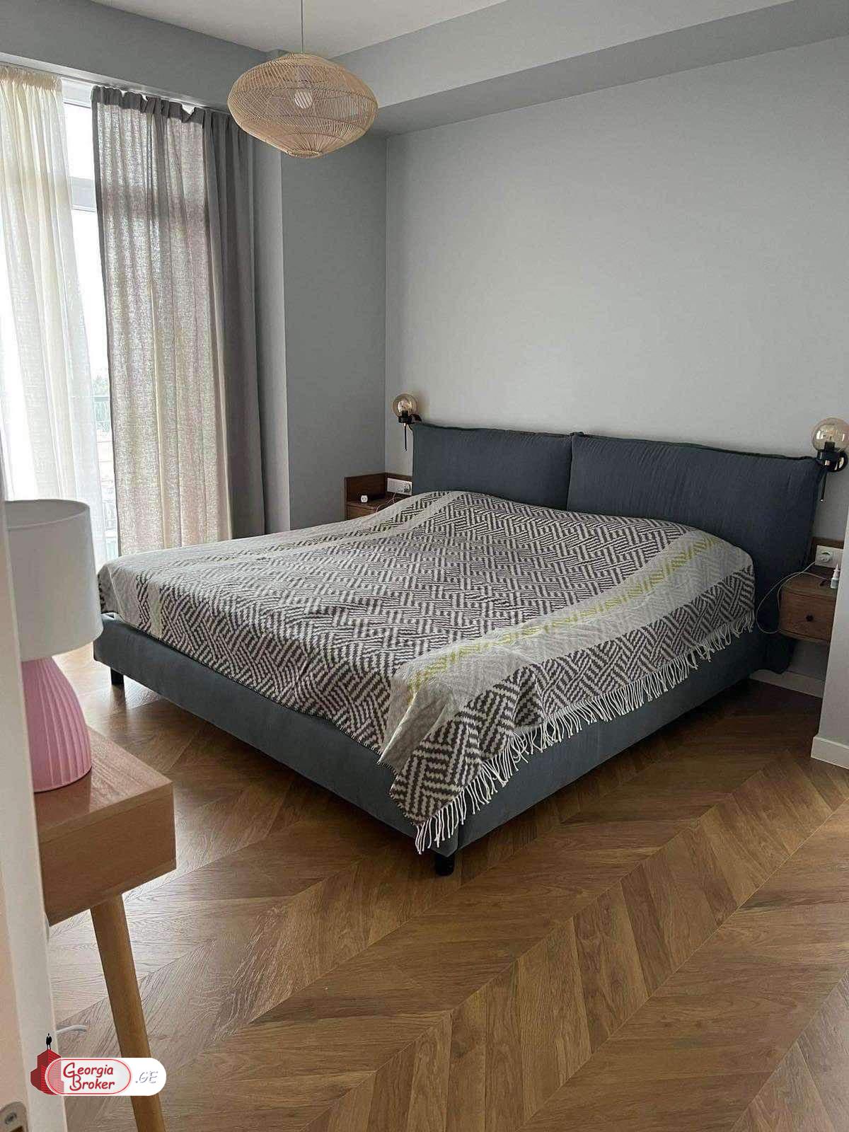 продается квартира с новым ремонтом 4-комнаты