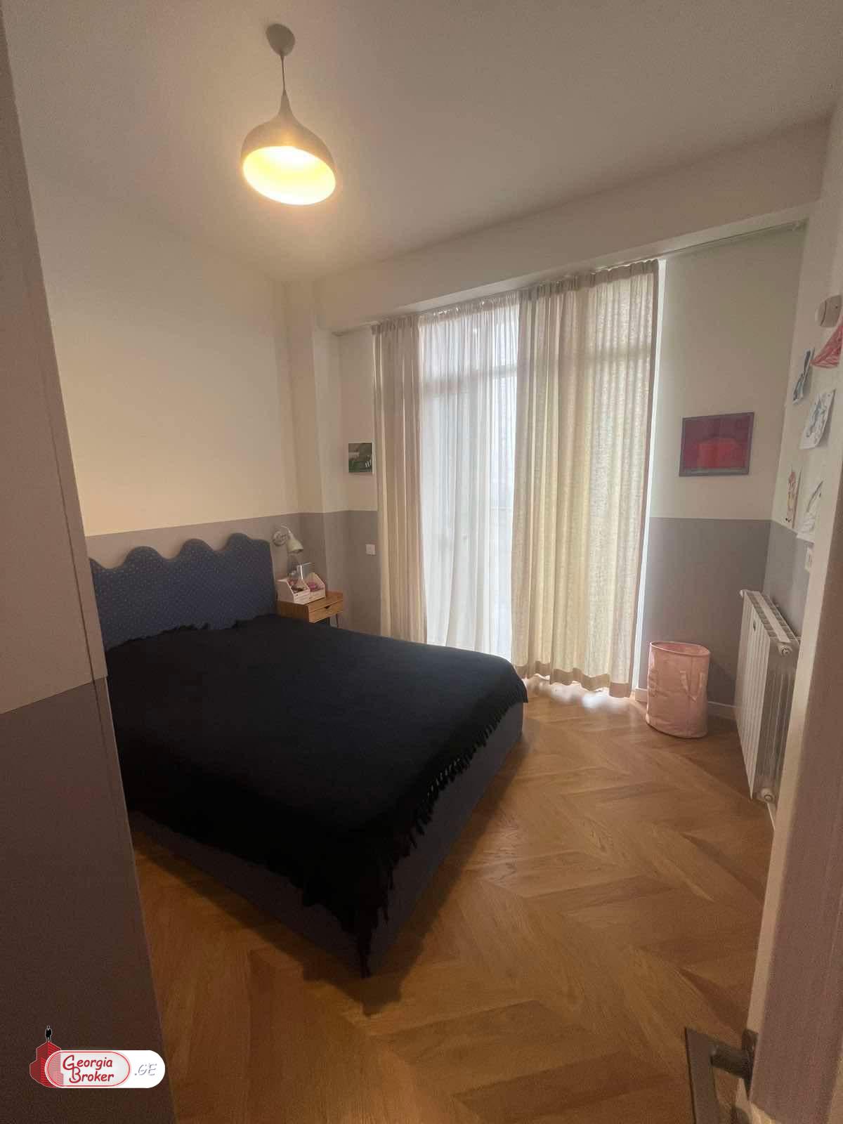 продается квартира с новым ремонтом 4-комнаты