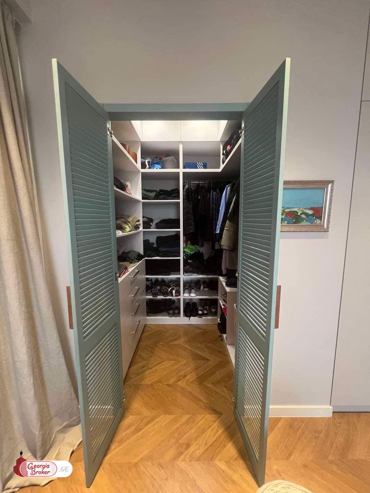 продается квартира с новым ремонтом 4-комнаты