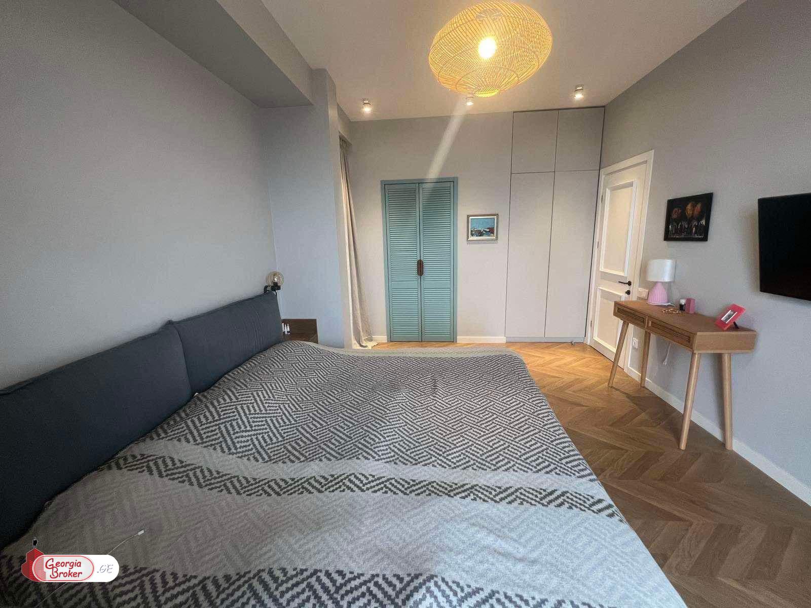 продается квартира с новым ремонтом 4-комнаты