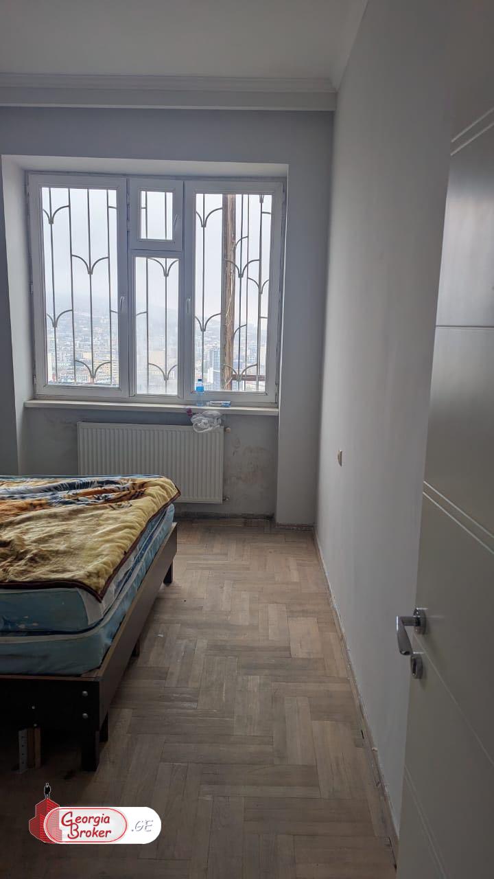 იყიდება ახალი გარემონტებული 5 ოთახიანი ბინა