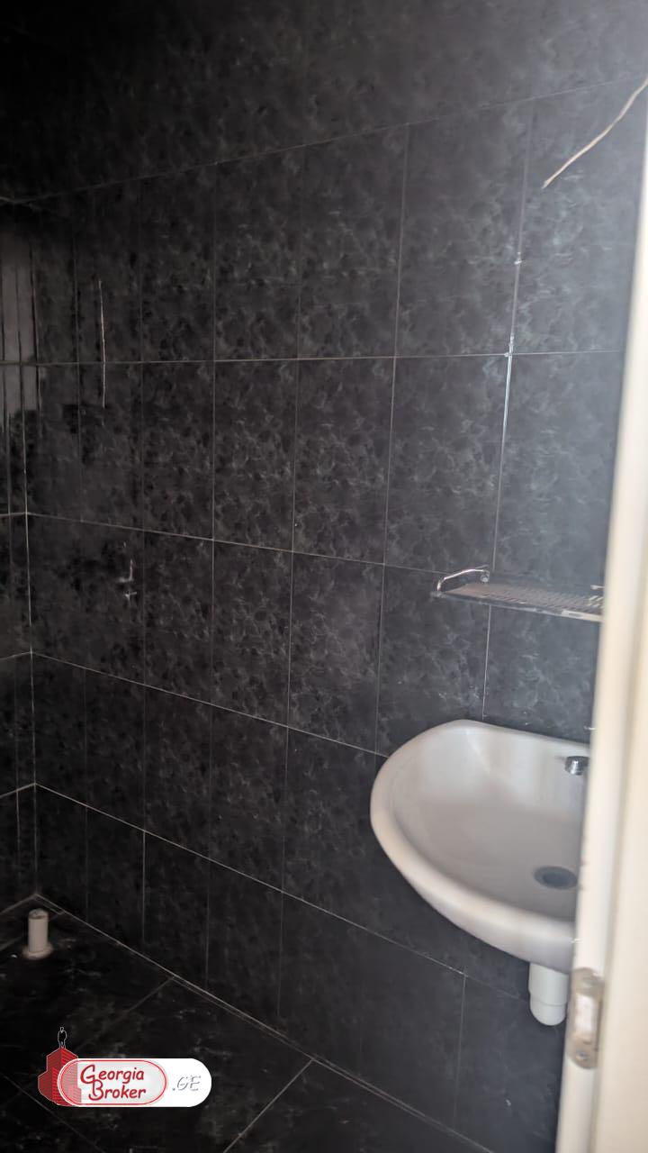 იყიდება ახალი გარემონტებული 5 ოთახიანი ბინა