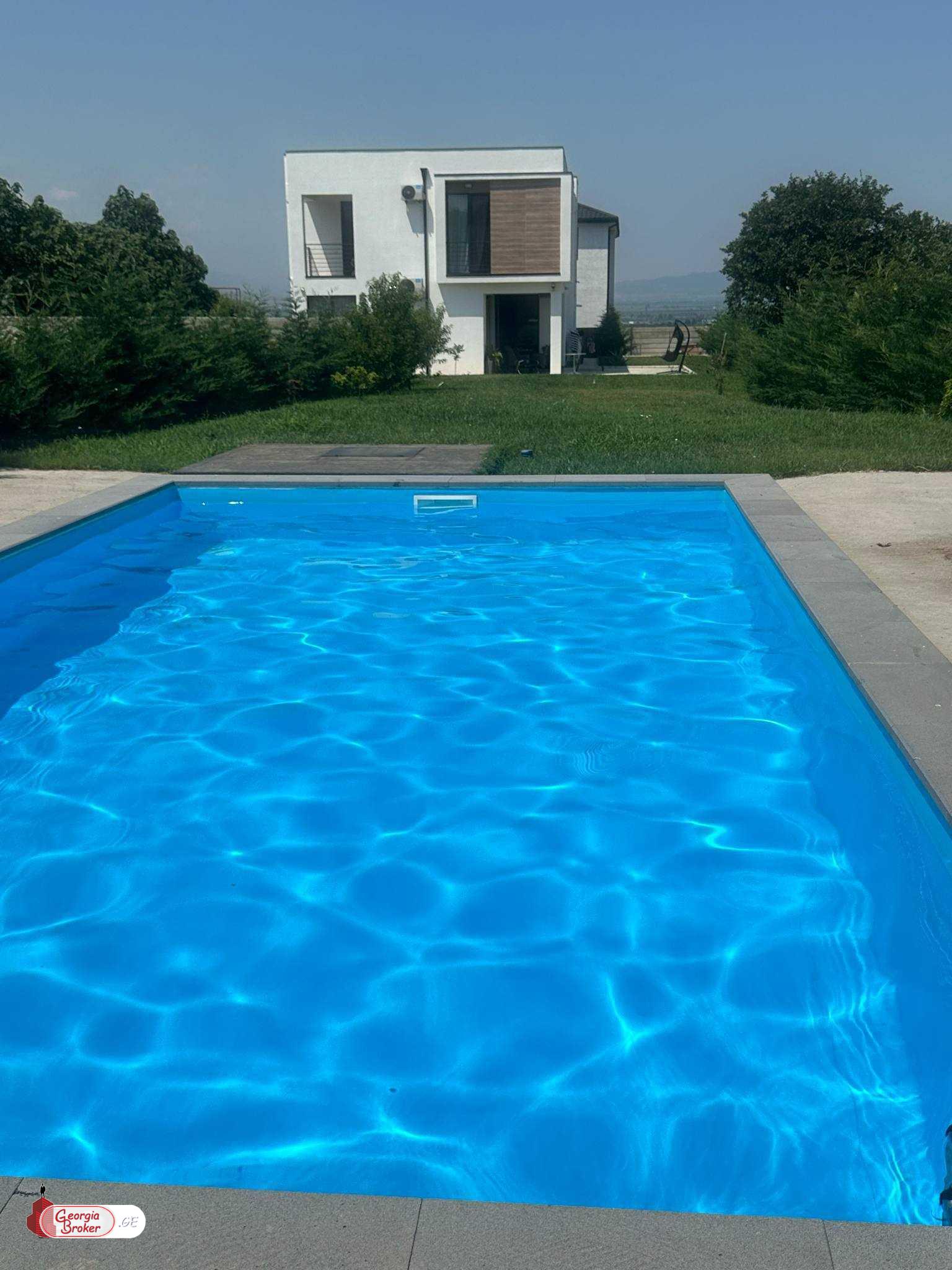 იყიდება ახალი გარემონტებული 10 ოთახიანი სახლი