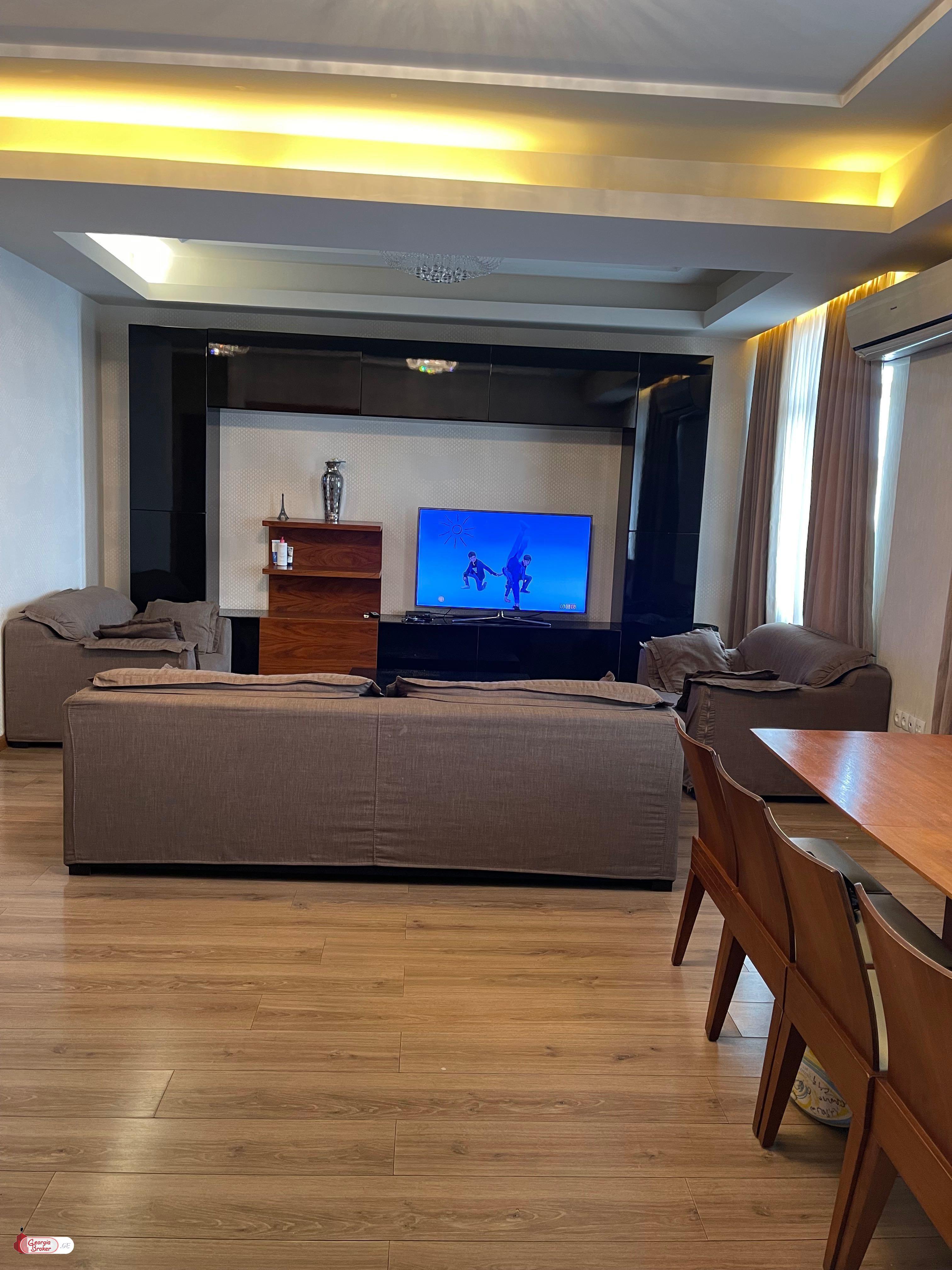 продается квартира с новым ремонтом 4-комнаты