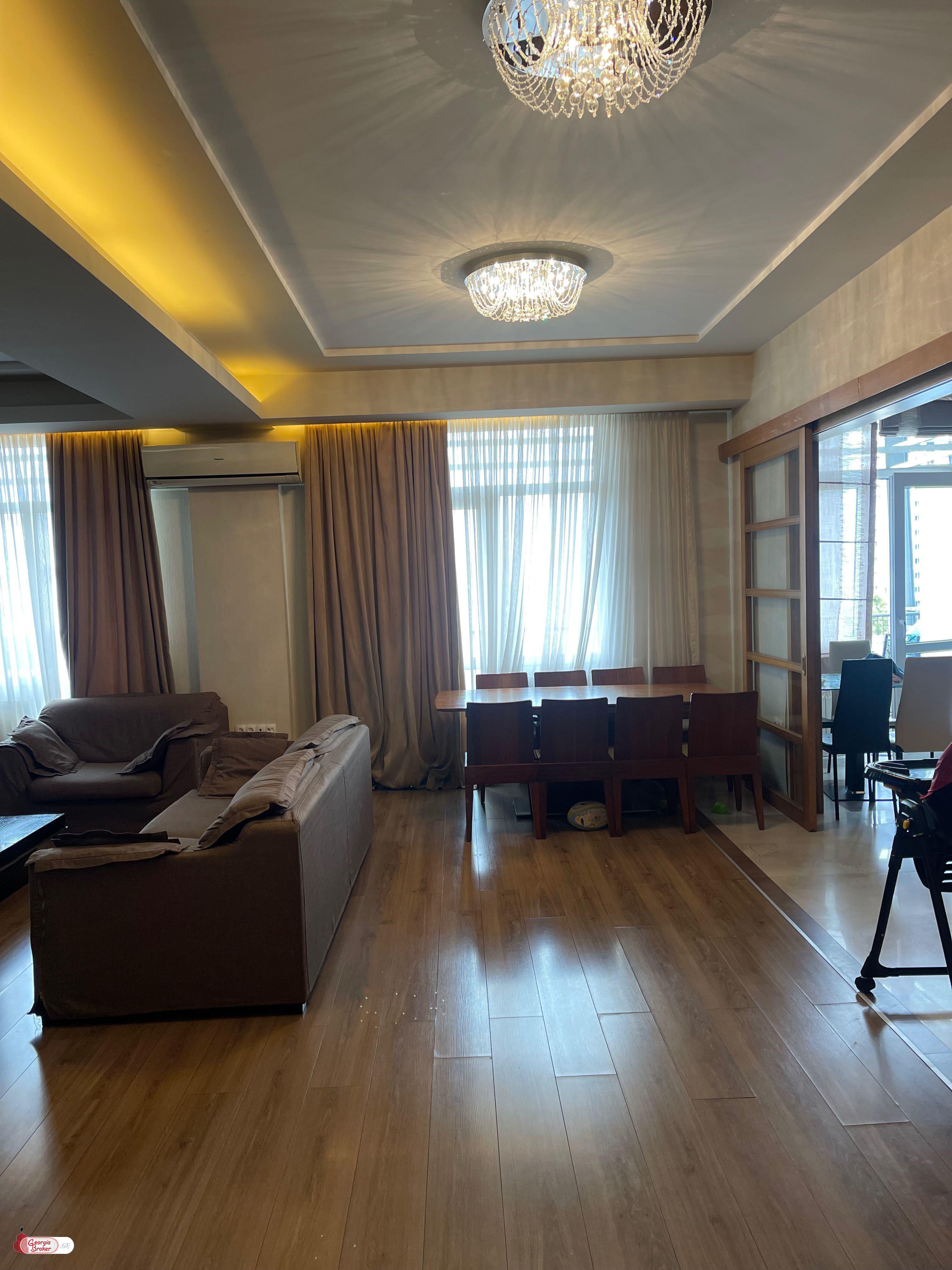 продается квартира с новым ремонтом 4-комнаты