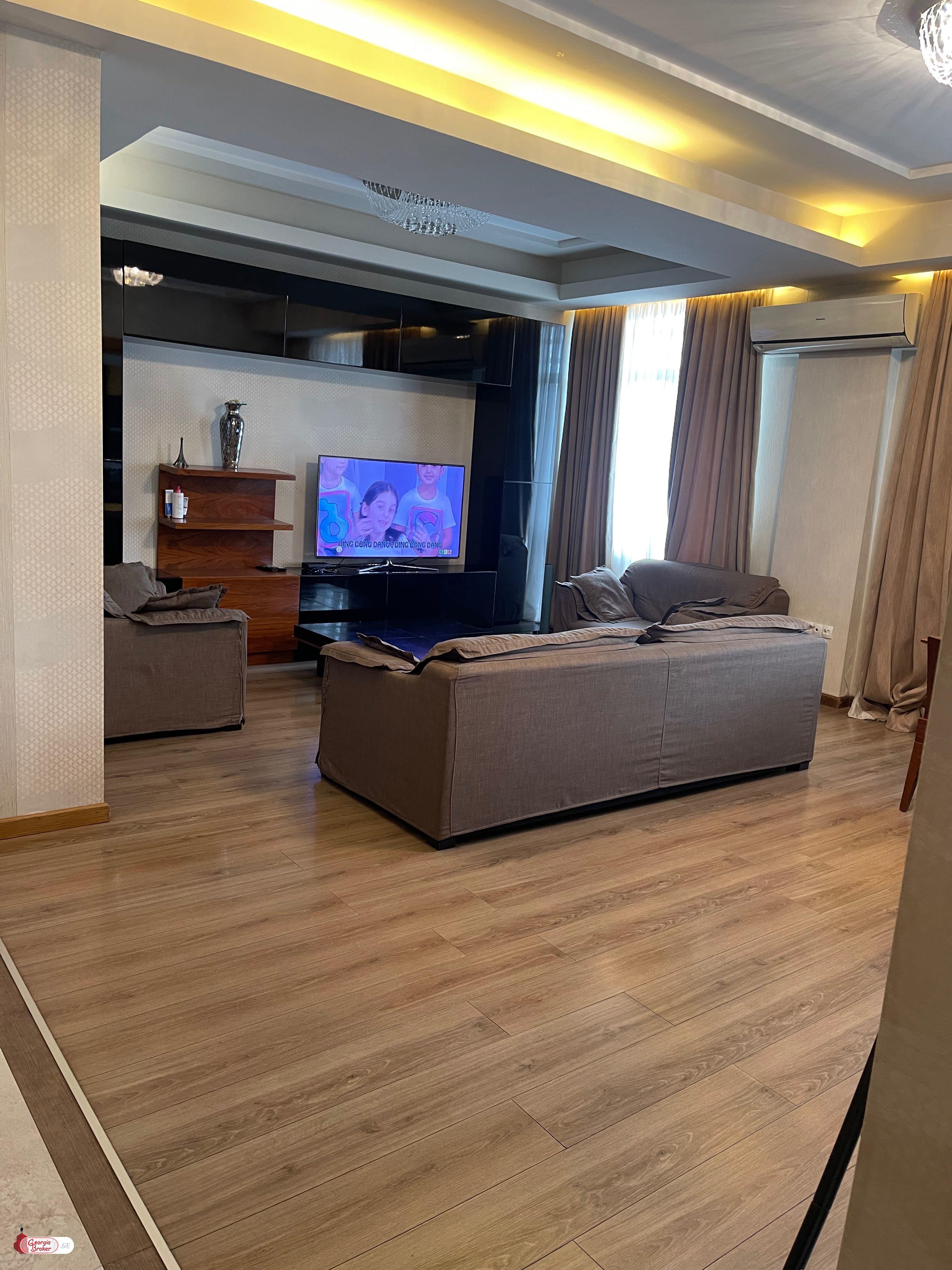 продается квартира с новым ремонтом 4-комнаты