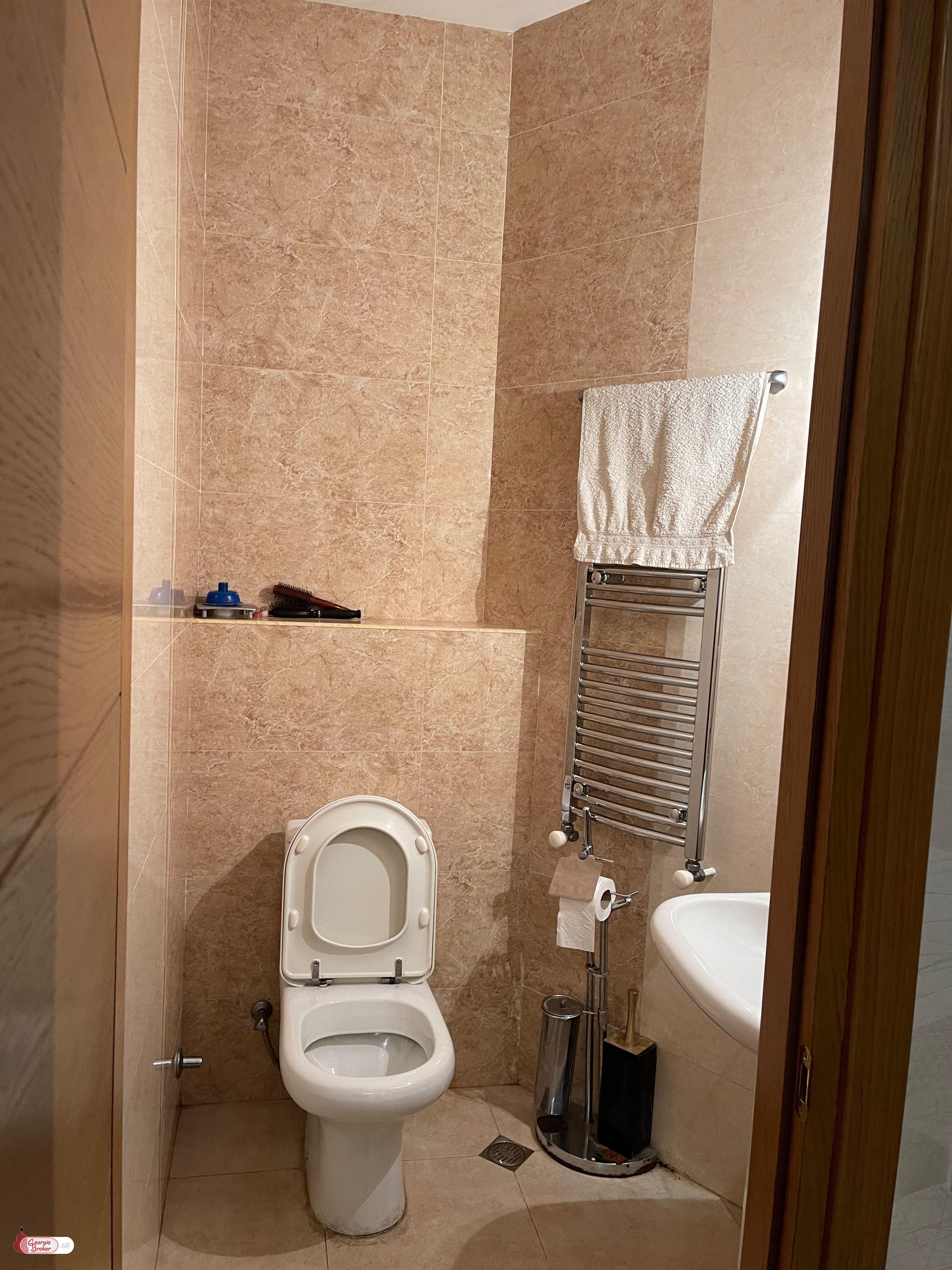 продается квартира с новым ремонтом 4-комнаты