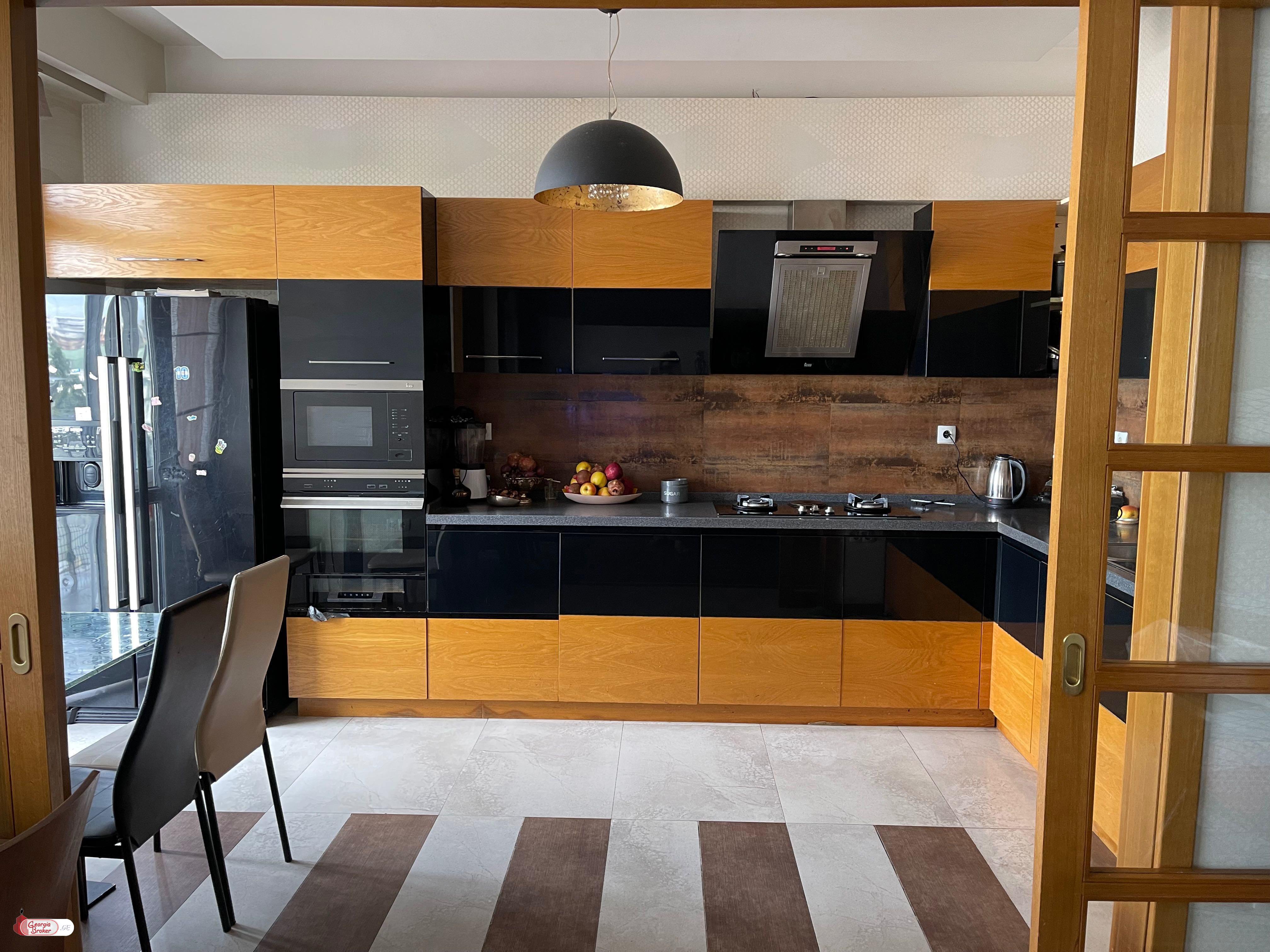 продается квартира с новым ремонтом 4-комнаты