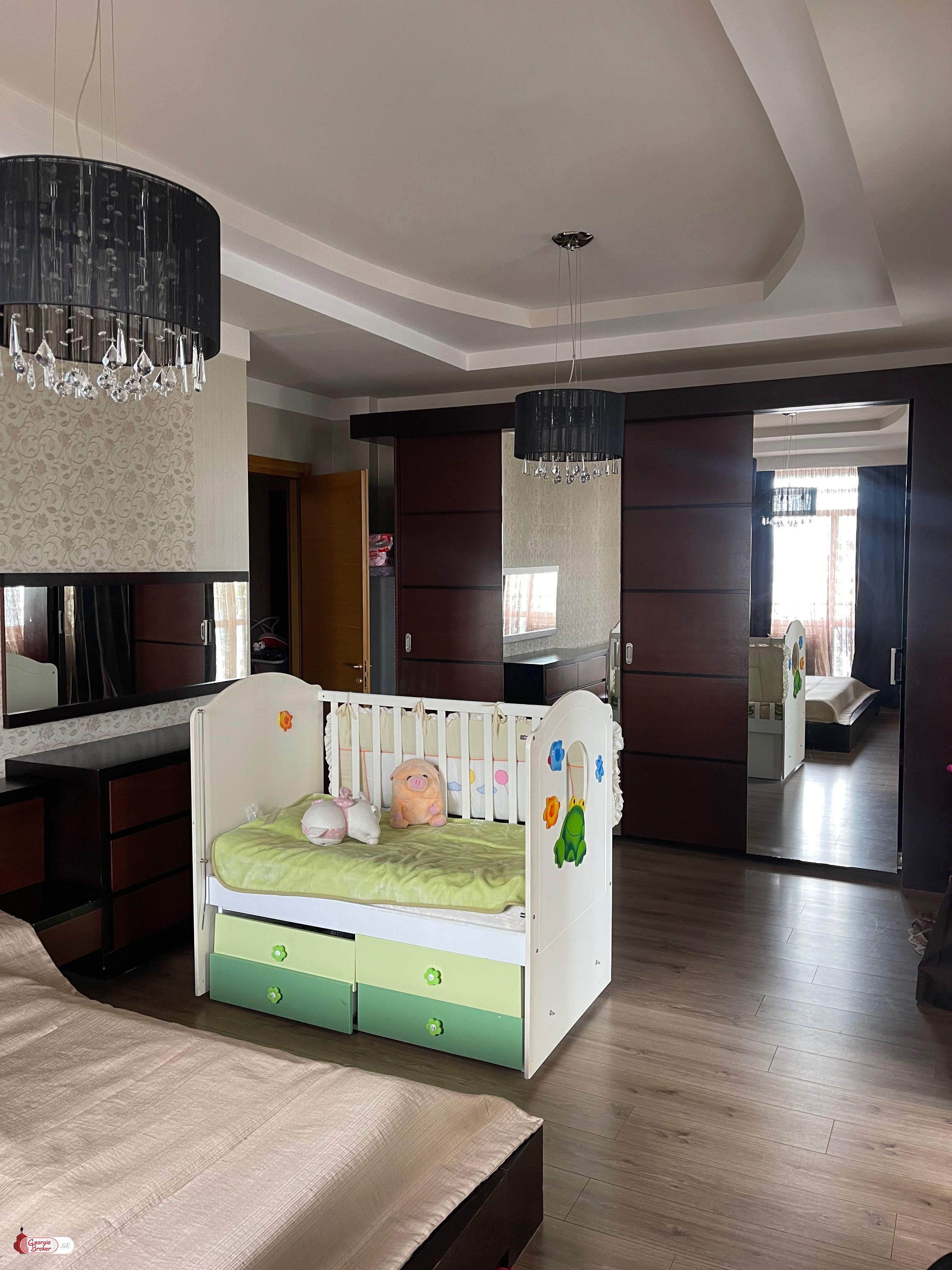 продается квартира с новым ремонтом 4-комнаты