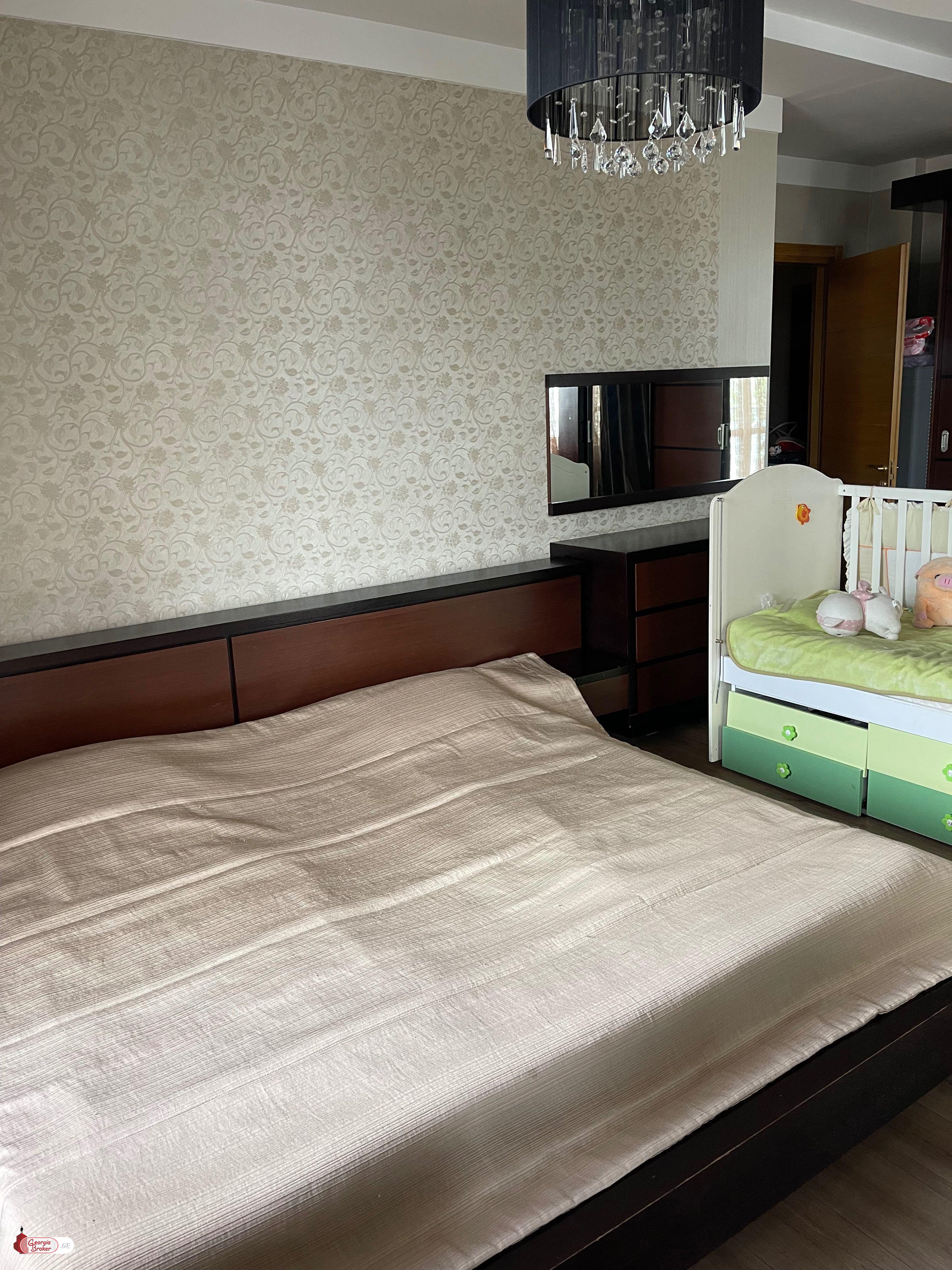 продается квартира с новым ремонтом 4-комнаты