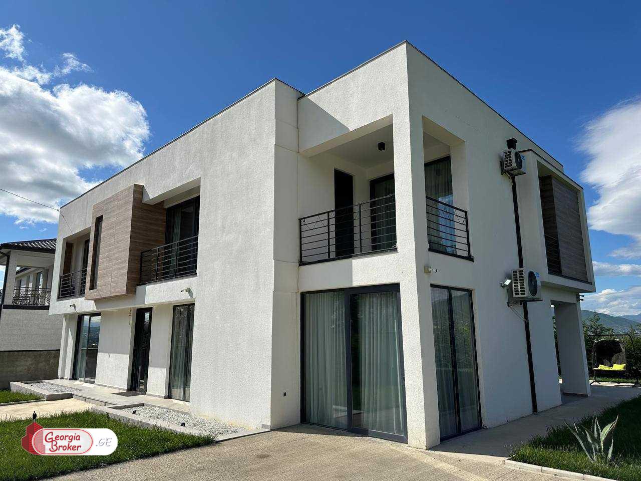 იყიდება ახალი გარემონტებული 10 ოთახიანი სახლი