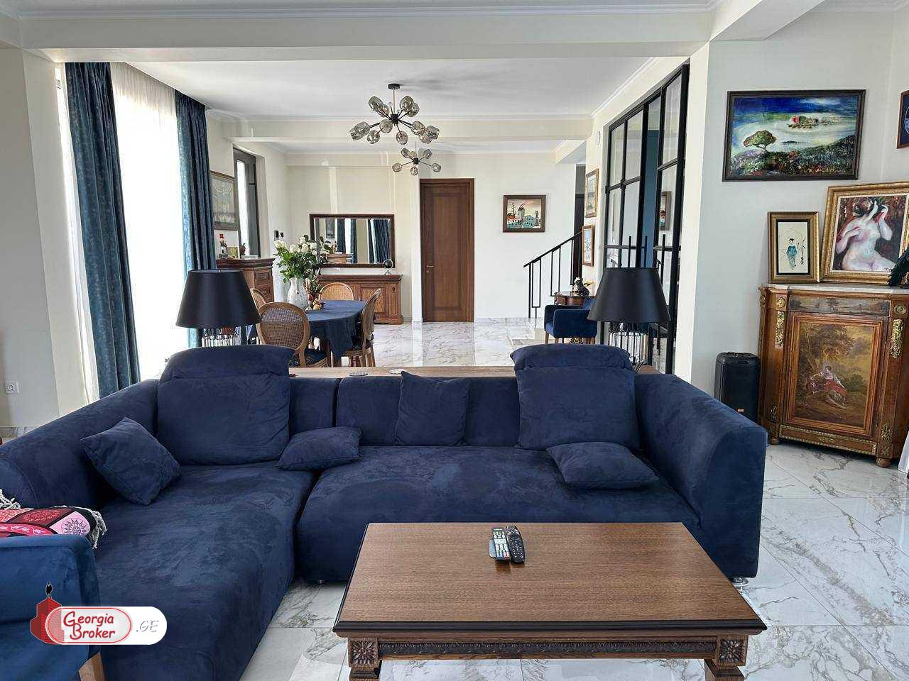 იყიდება ახალი გარემონტებული 10 ოთახიანი სახლი