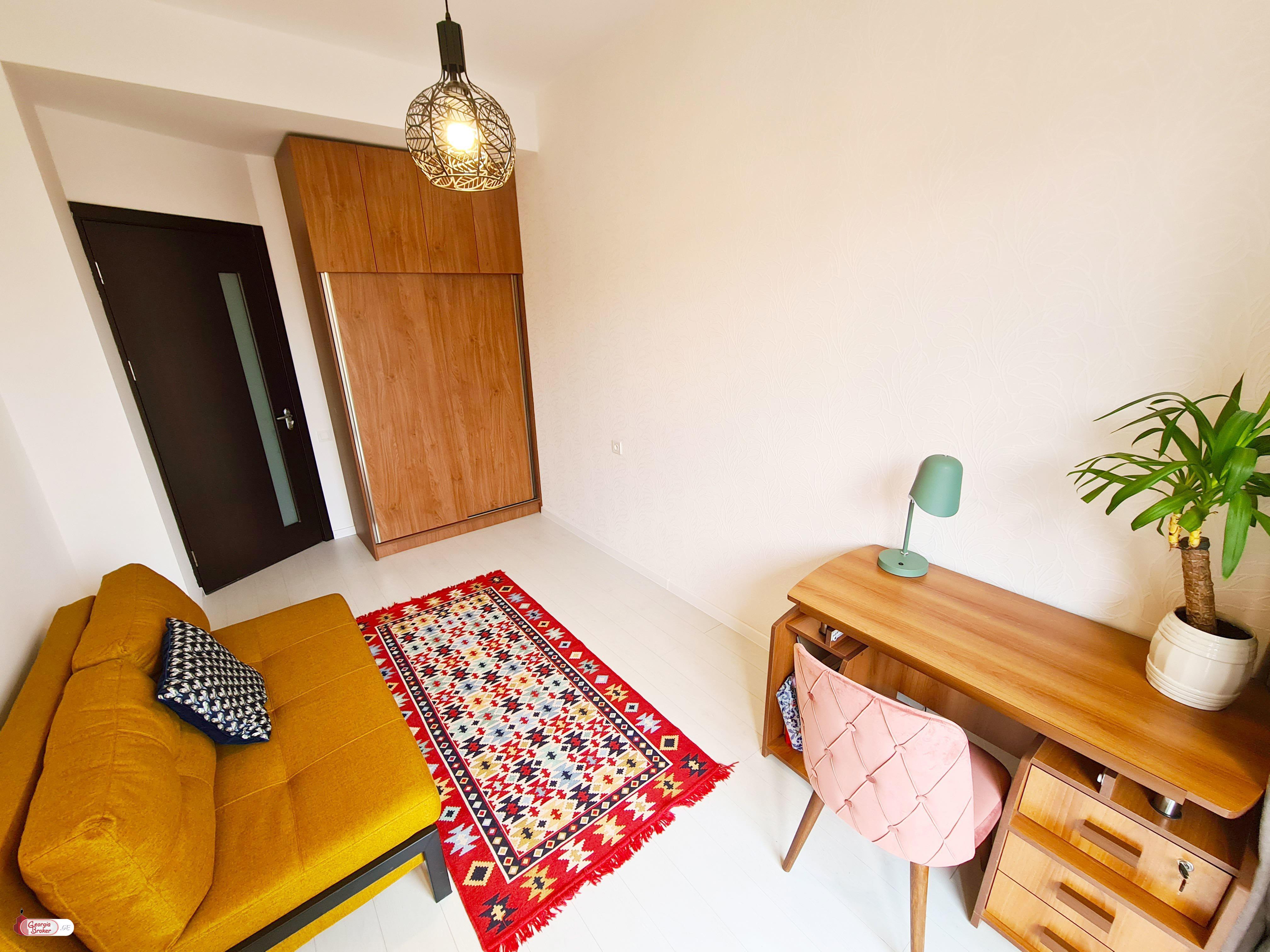 продается квартира с новым ремонтом 4-комнаты