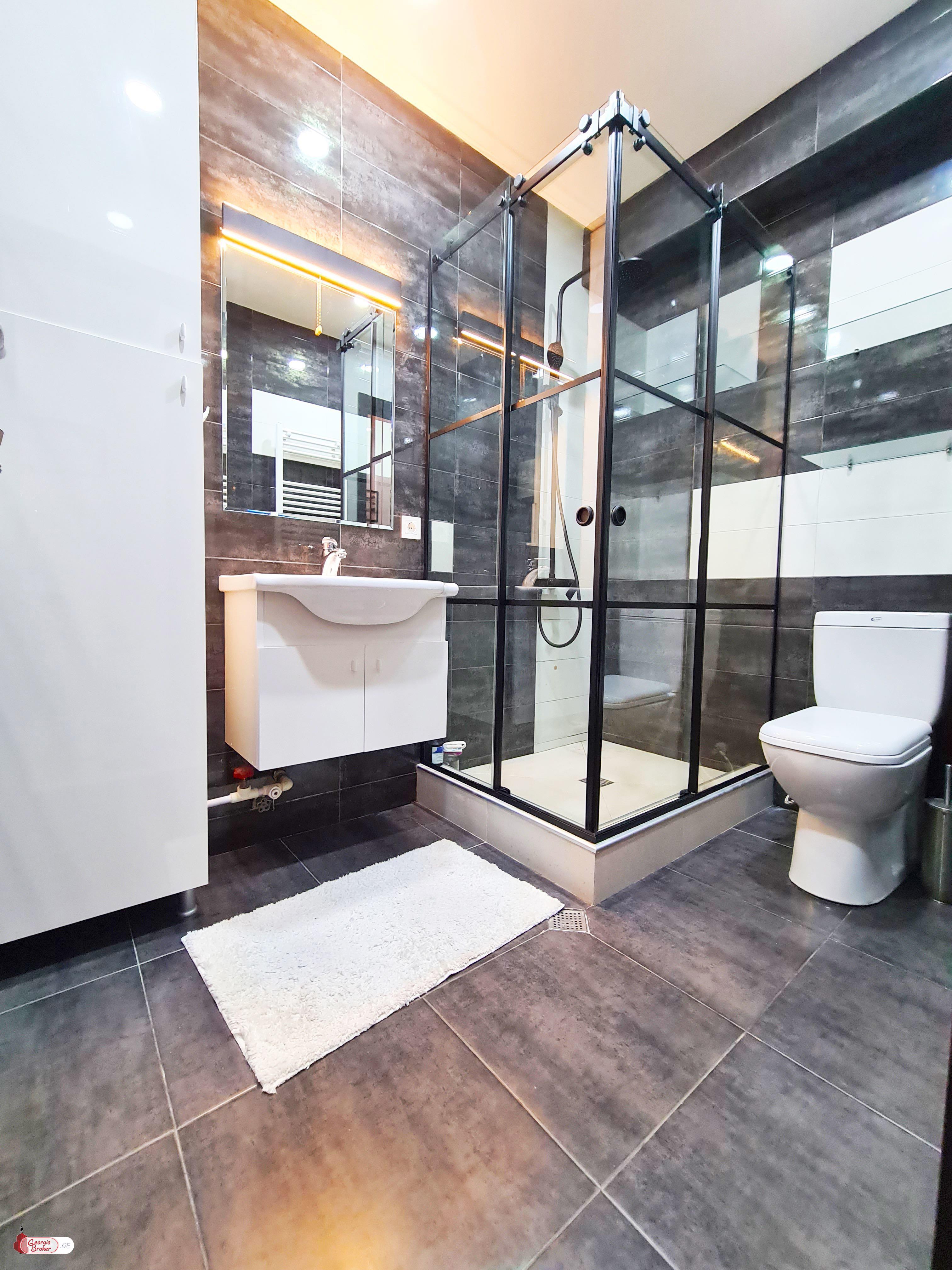 продается квартира с новым ремонтом 4-комнаты