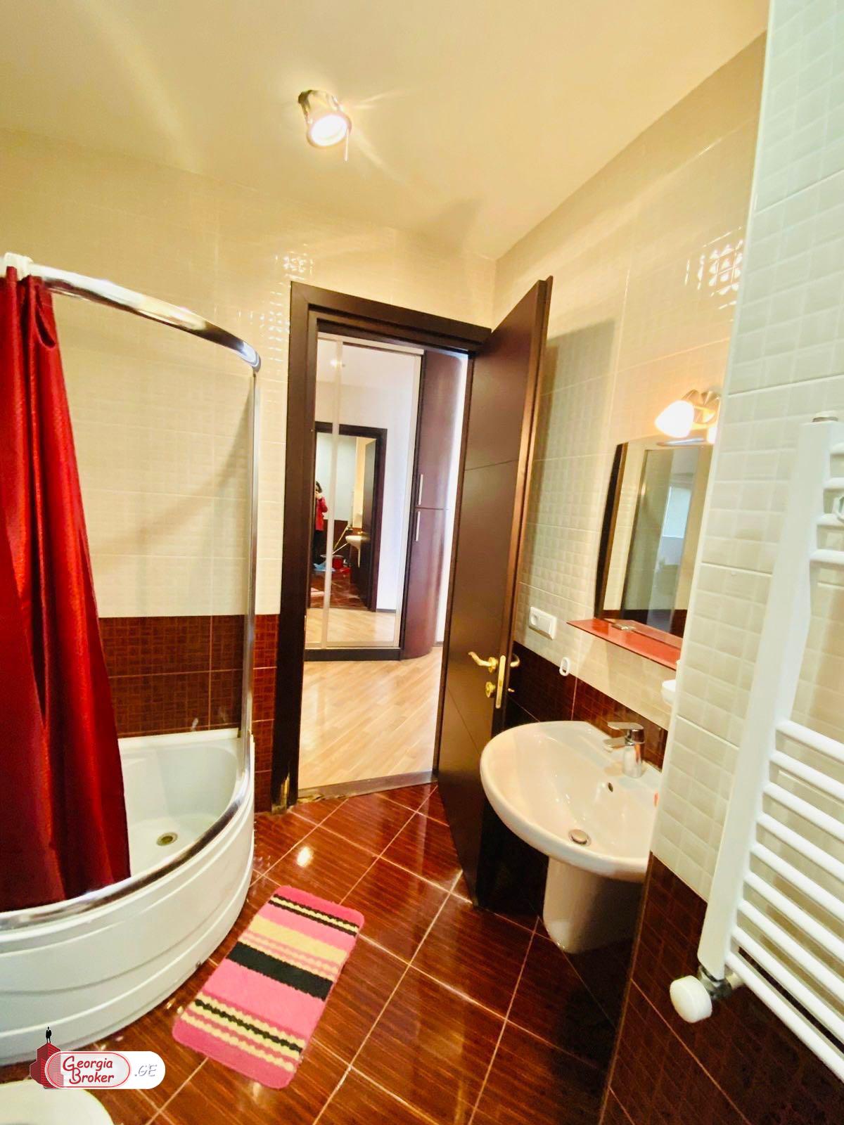 იყიდება ახალი გარემონტებული 5 ოთახიანი ბინა