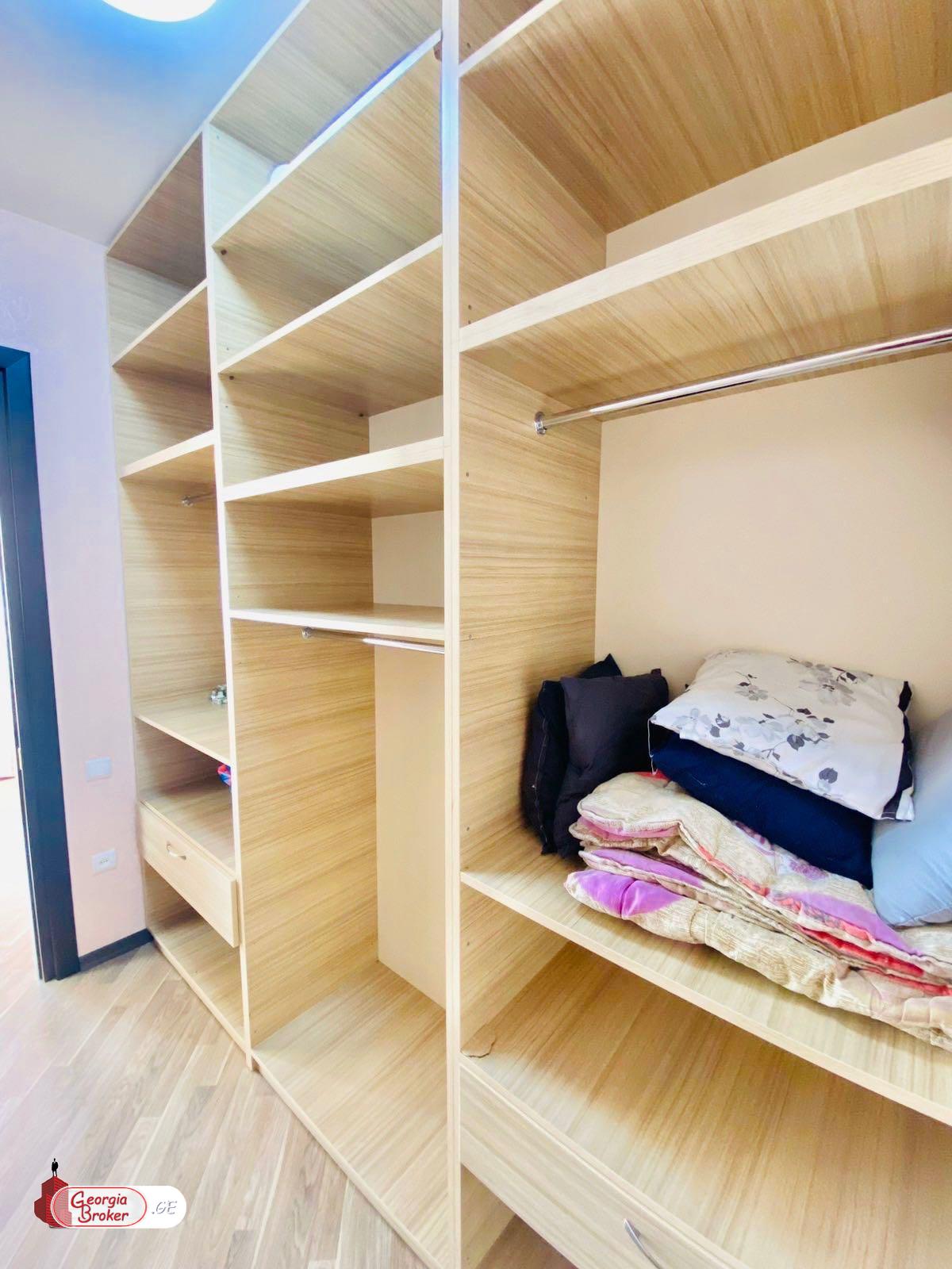 იყიდება ახალი გარემონტებული 5 ოთახიანი ბინა