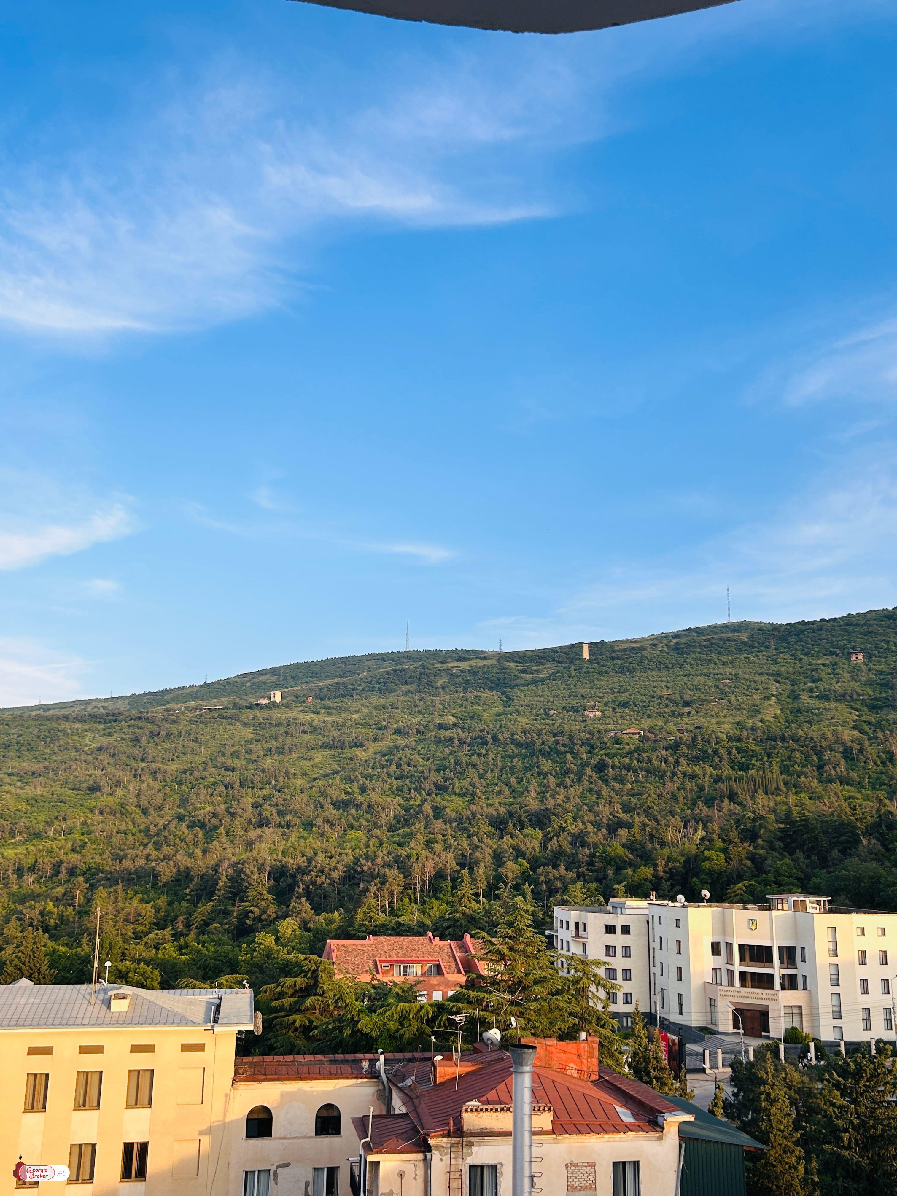 იყიდება ახალი გარემონტებული 5 ოთახიანი ბინა