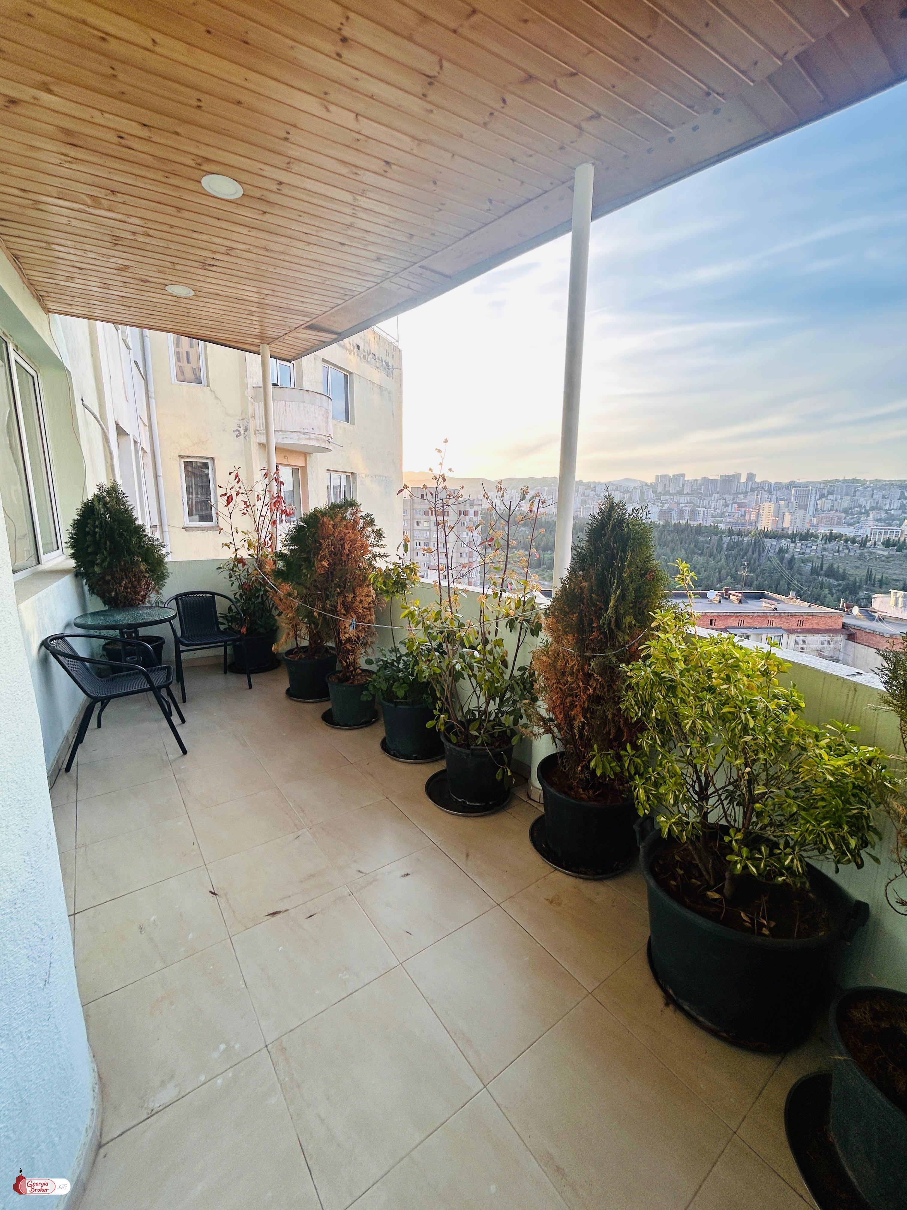 იყიდება ახალი გარემონტებული 5 ოთახიანი ბინა