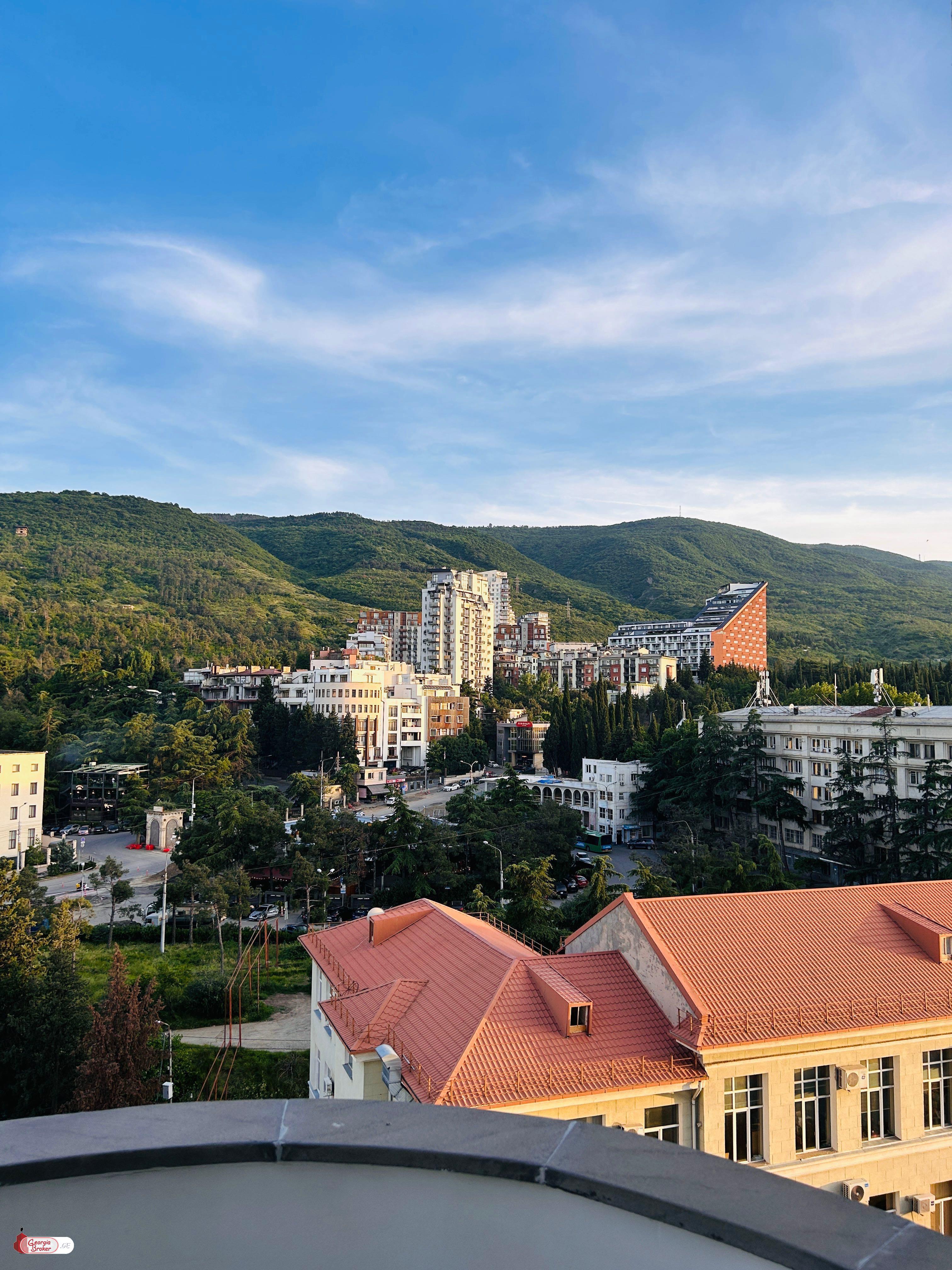 იყიდება ახალი გარემონტებული 5 ოთახიანი ბინა