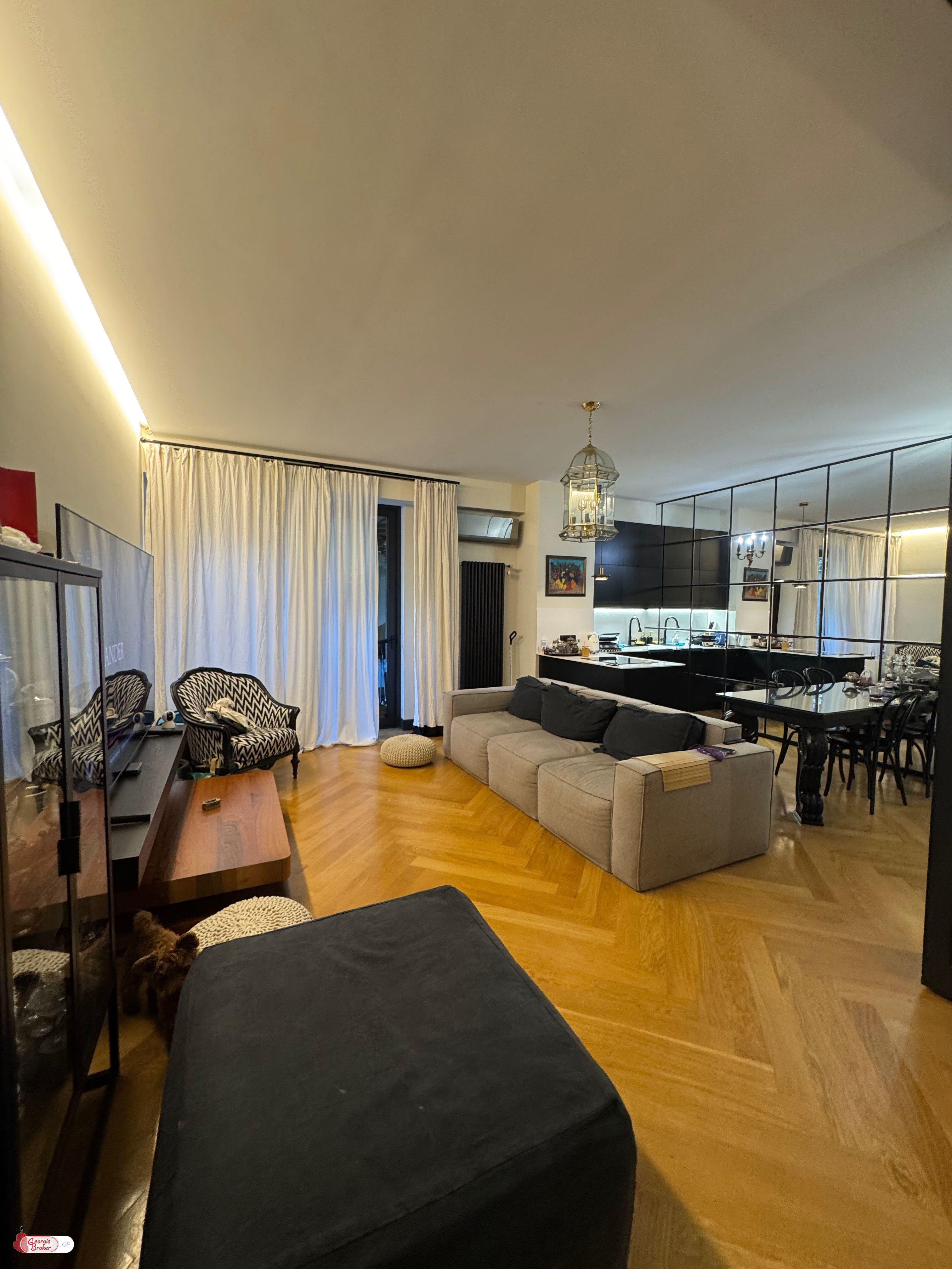 продается квартира с новым ремонтом 4-комнаты