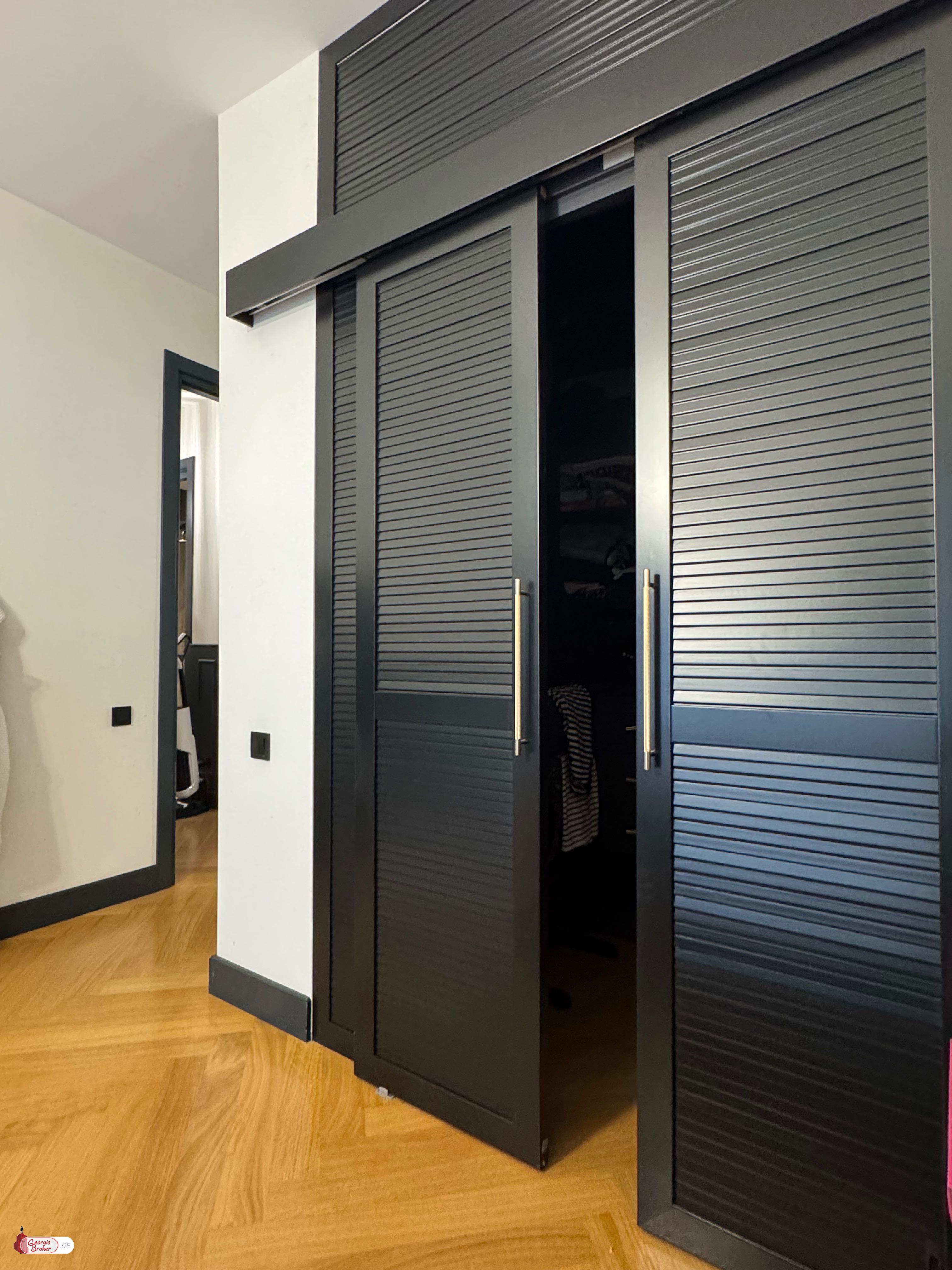 продается квартира с новым ремонтом 4-комнаты