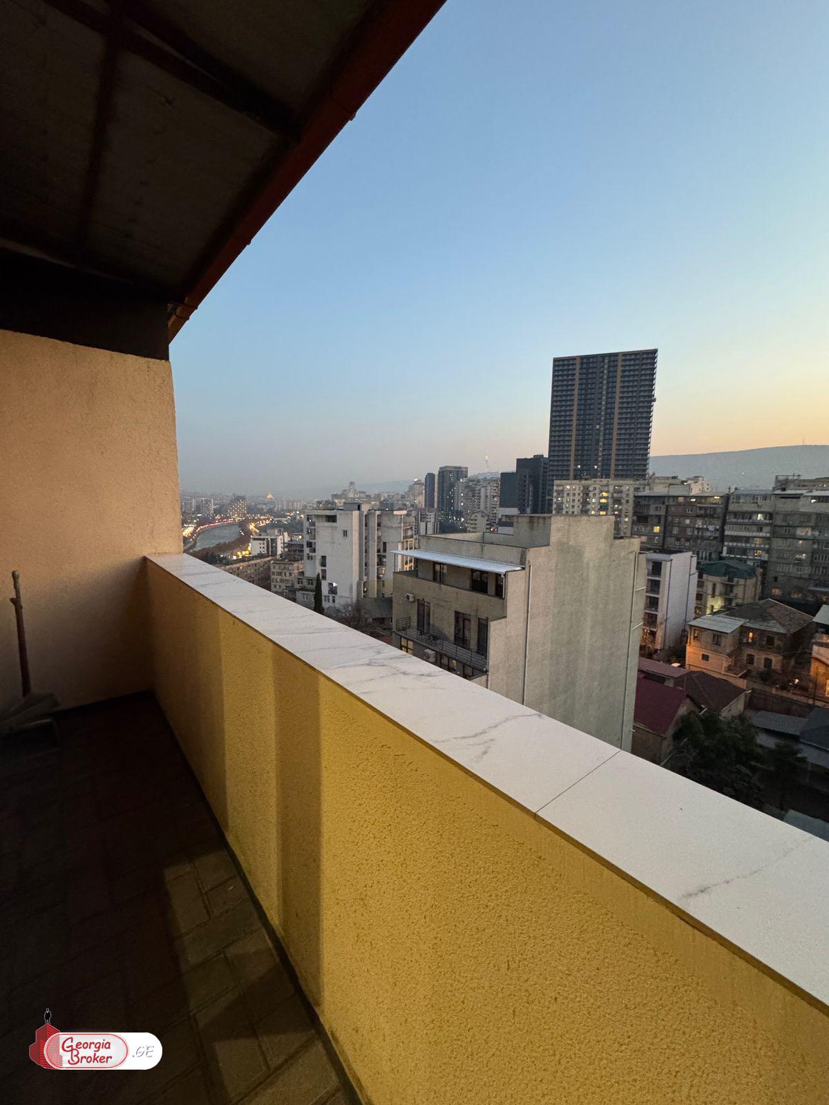 продается квартира с новым ремонтом 5-комнат