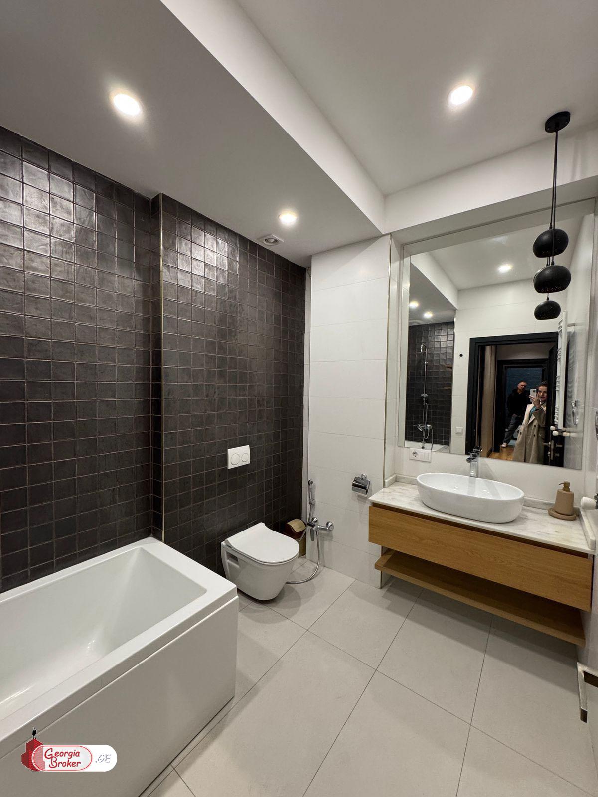 продается квартира с новым ремонтом 5-комнат