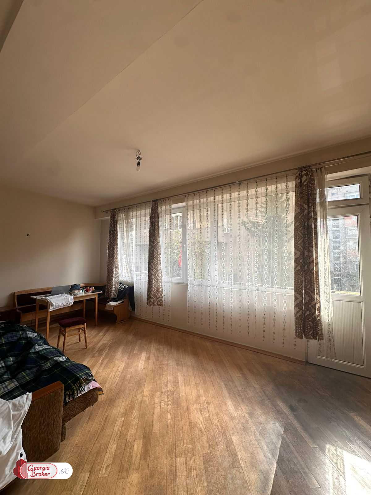 продается квартира со старым ремонтом 6-комнат