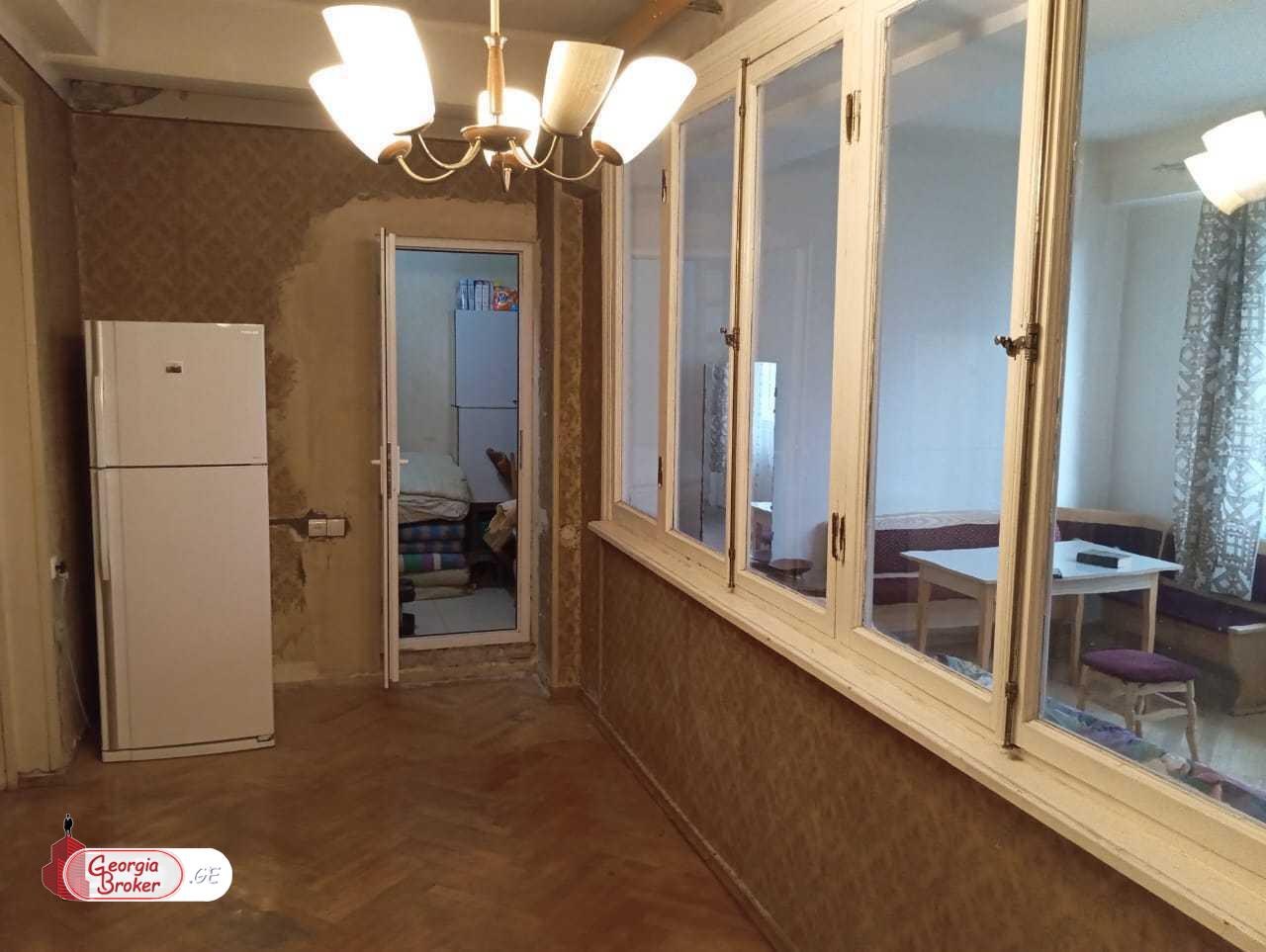 продается квартира со старым ремонтом 6-комнат