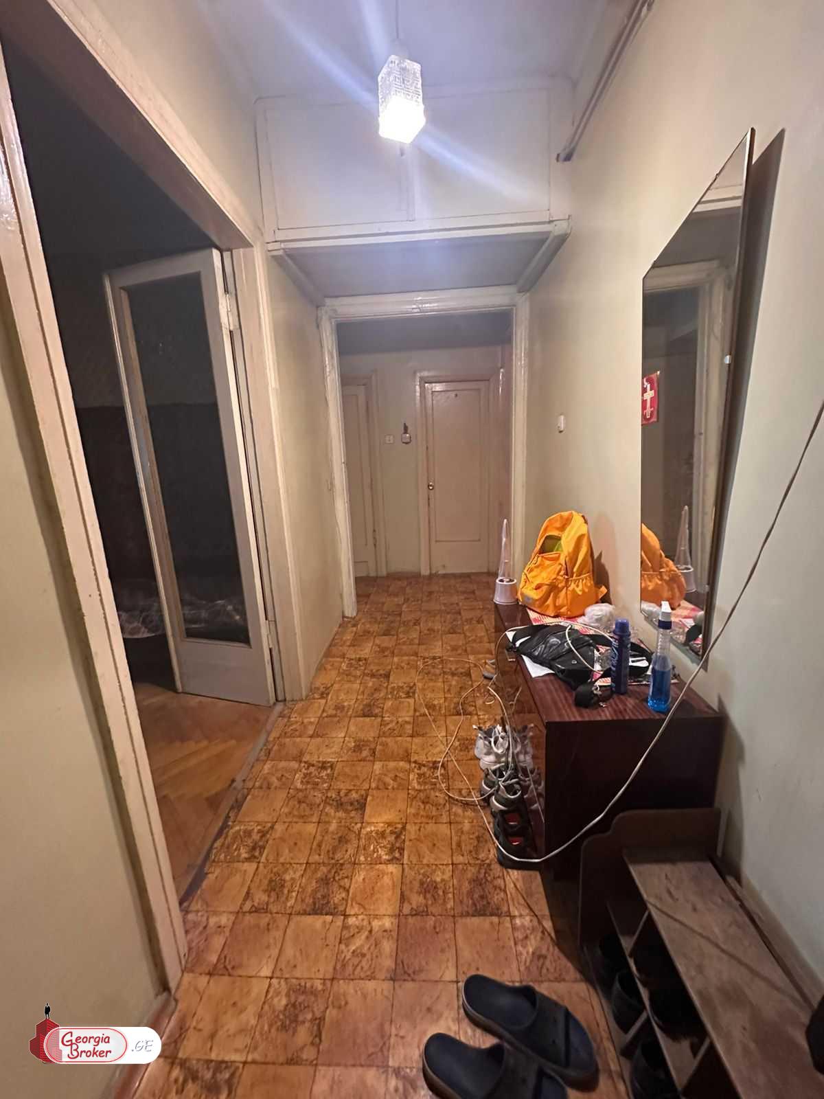 продается квартира со старым ремонтом 6-комнат