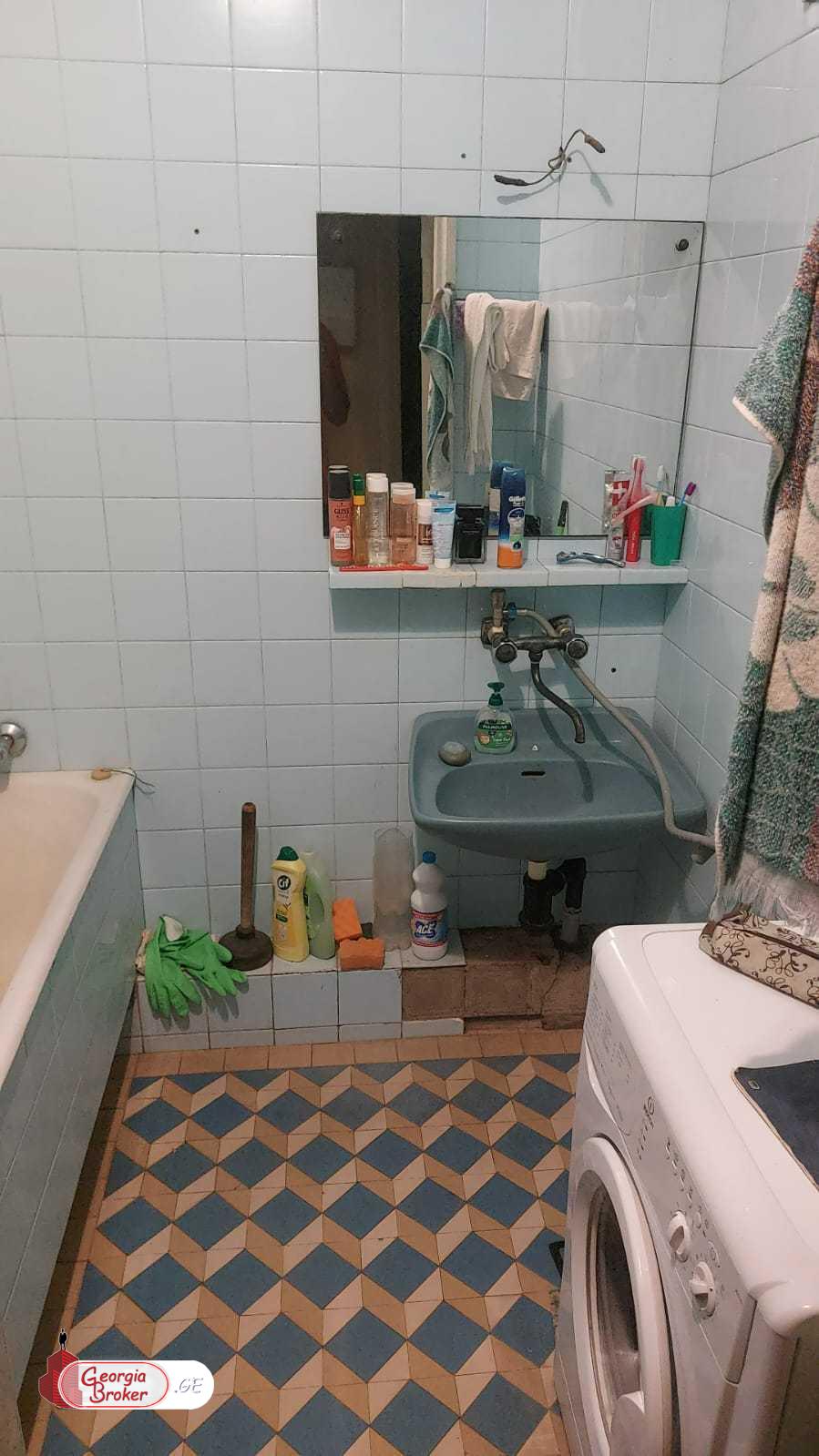 продается квартира со старым ремонтом 6-комнат