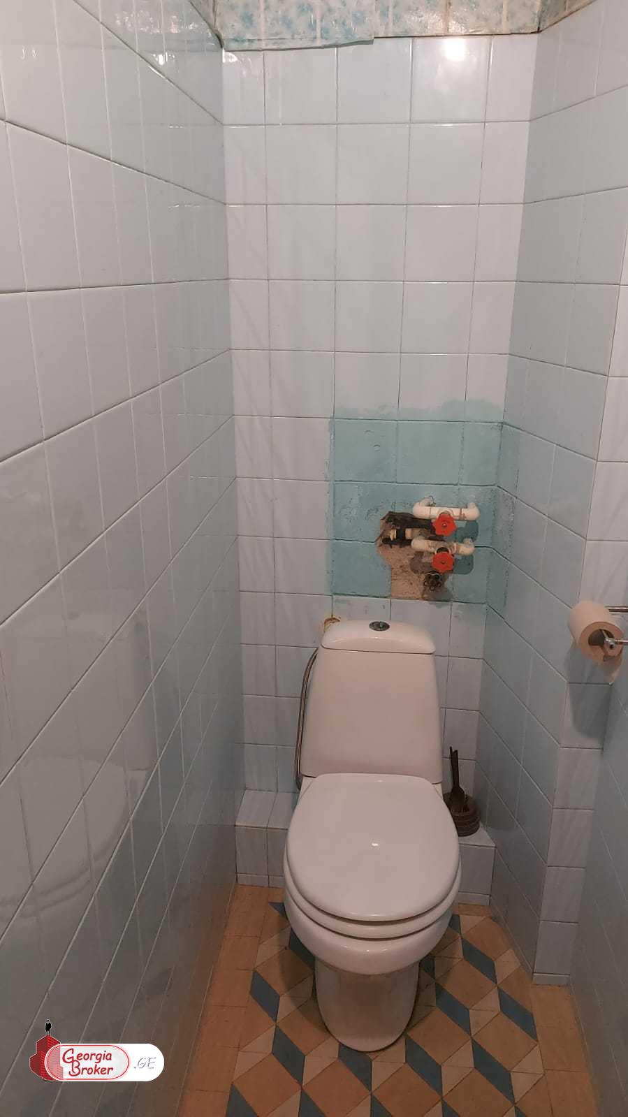 продается квартира со старым ремонтом 6-комнат