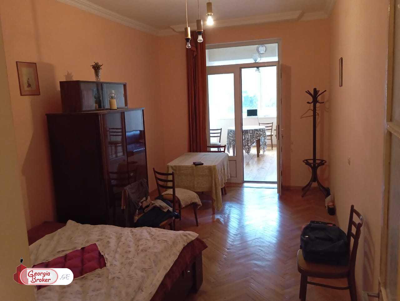 продается квартира со старым ремонтом 6-комнат