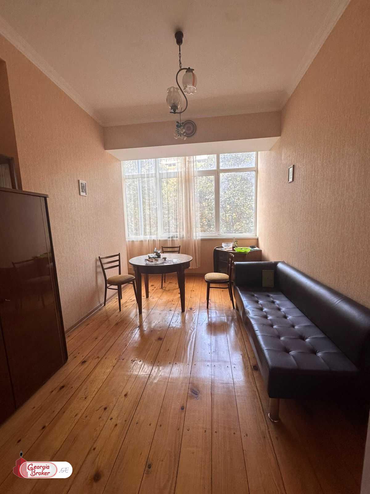 продается квартира со старым ремонтом 6-комнат