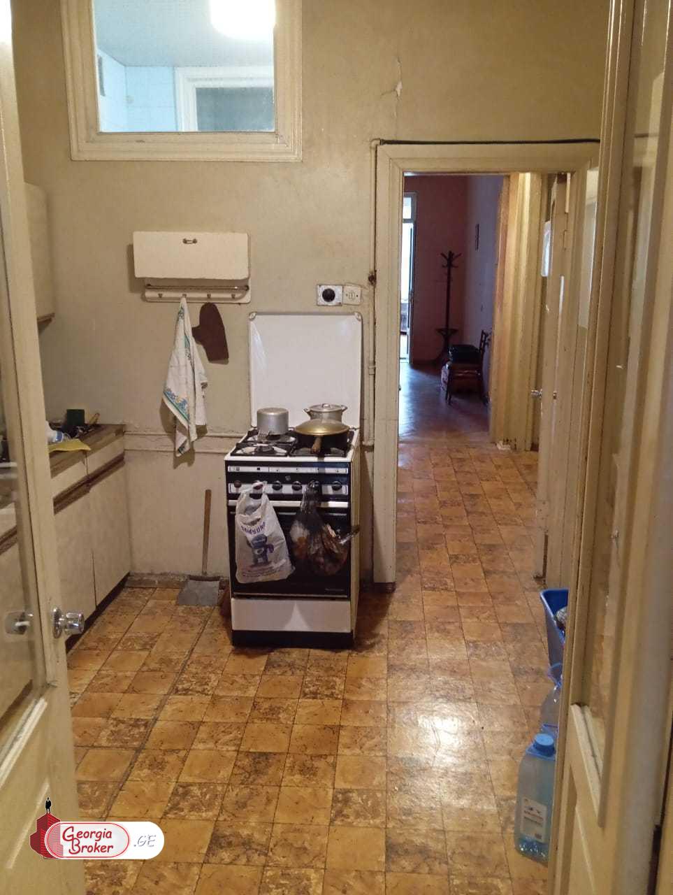 продается квартира со старым ремонтом 6-комнат