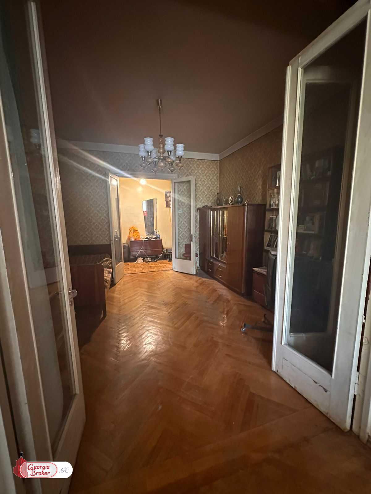 продается квартира со старым ремонтом 6-комнат