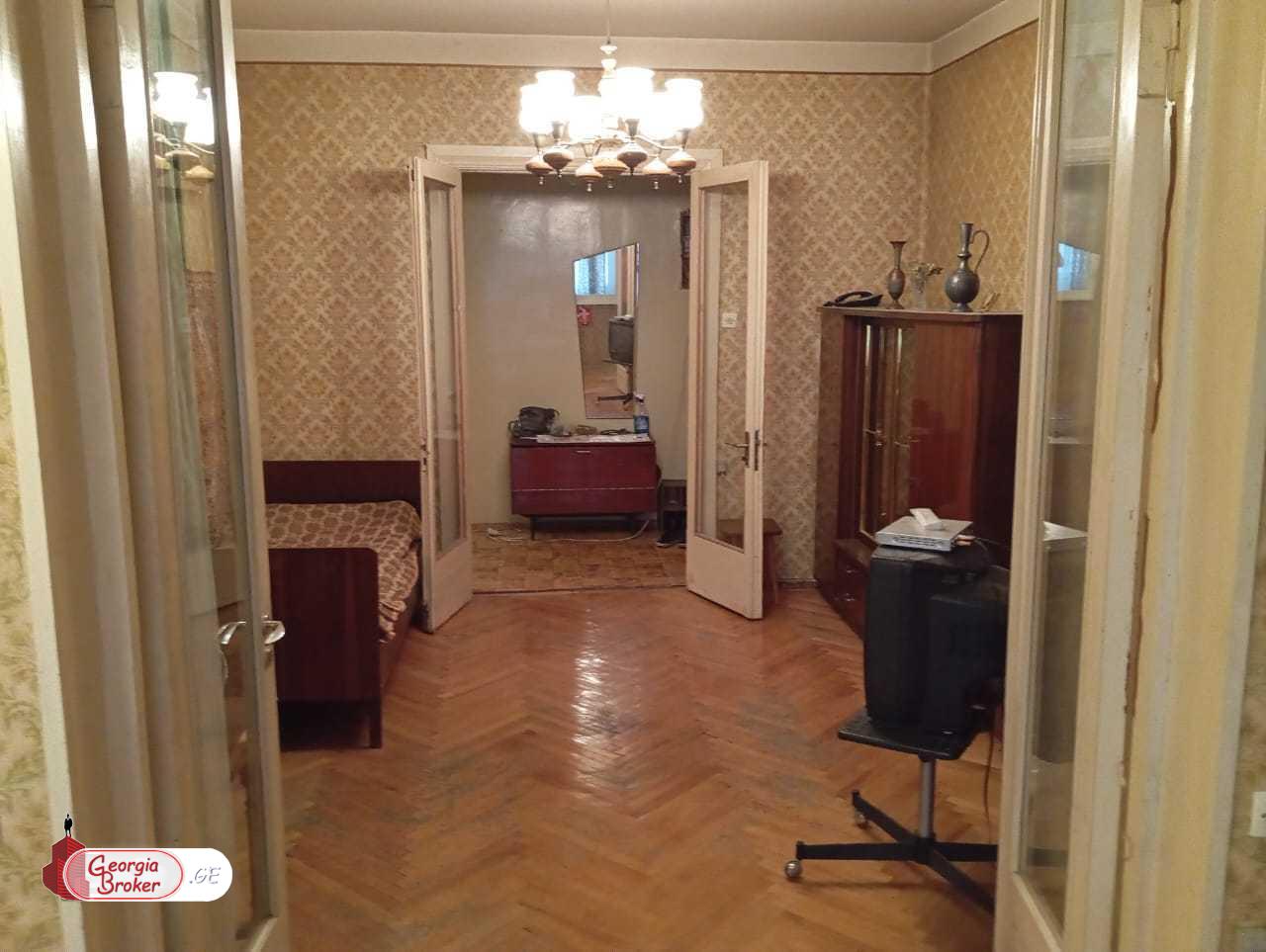 продается квартира со старым ремонтом 6-комнат