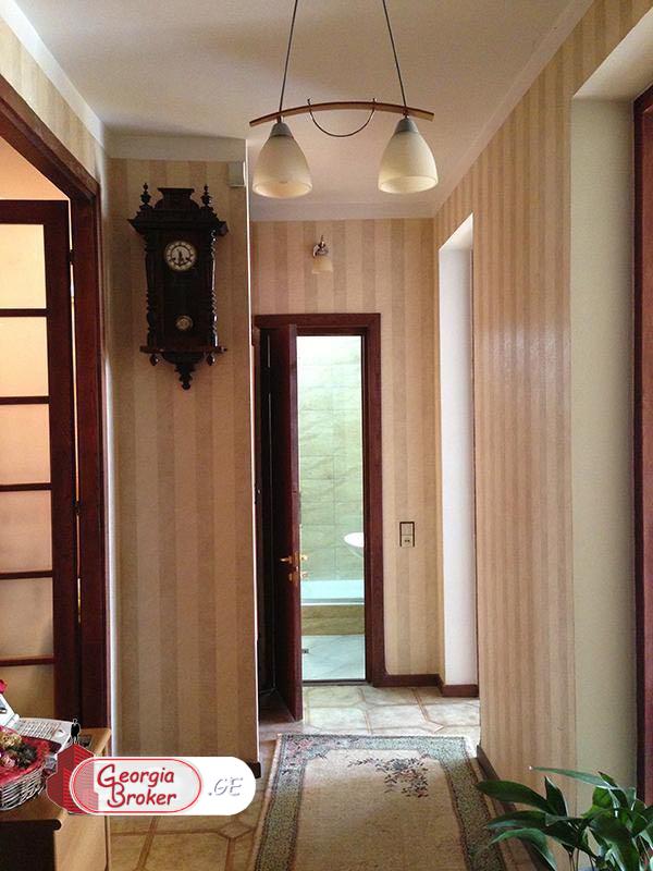 იყიდება ძველი გარემონტებული 3 ოთახიანი ბინა