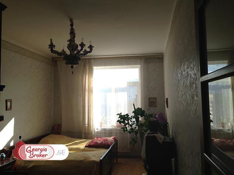 იყიდება ძველი გარემონტებული 3 ოთახიანი ბინა