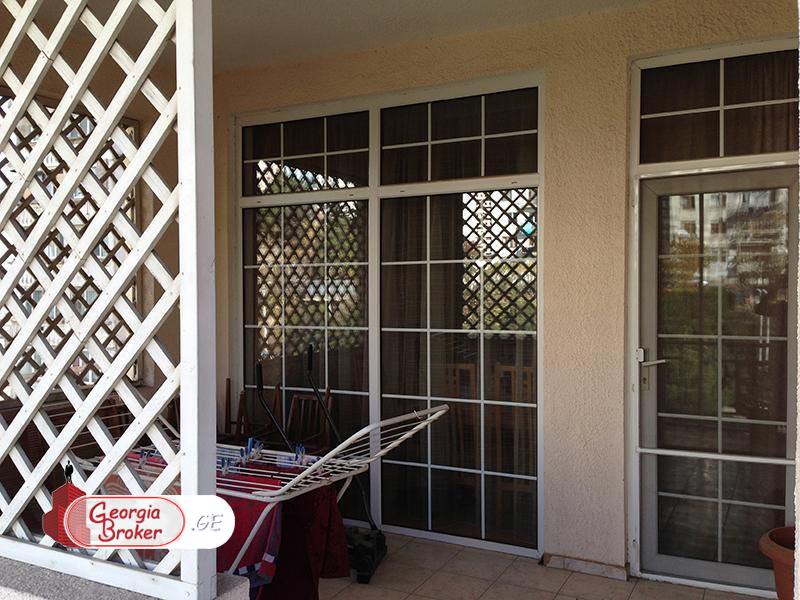 იყიდება ძველი გარემონტებული 3 ოთახიანი ბინა