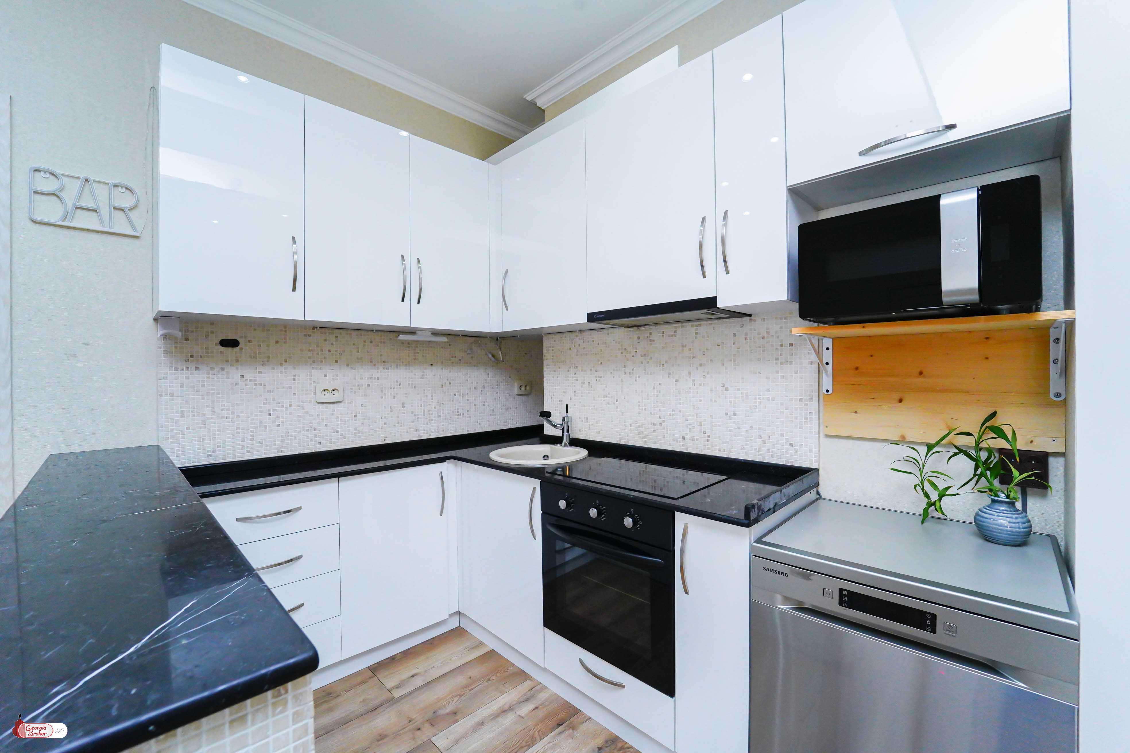 продается квартира с новым ремонтом 4-комнаты