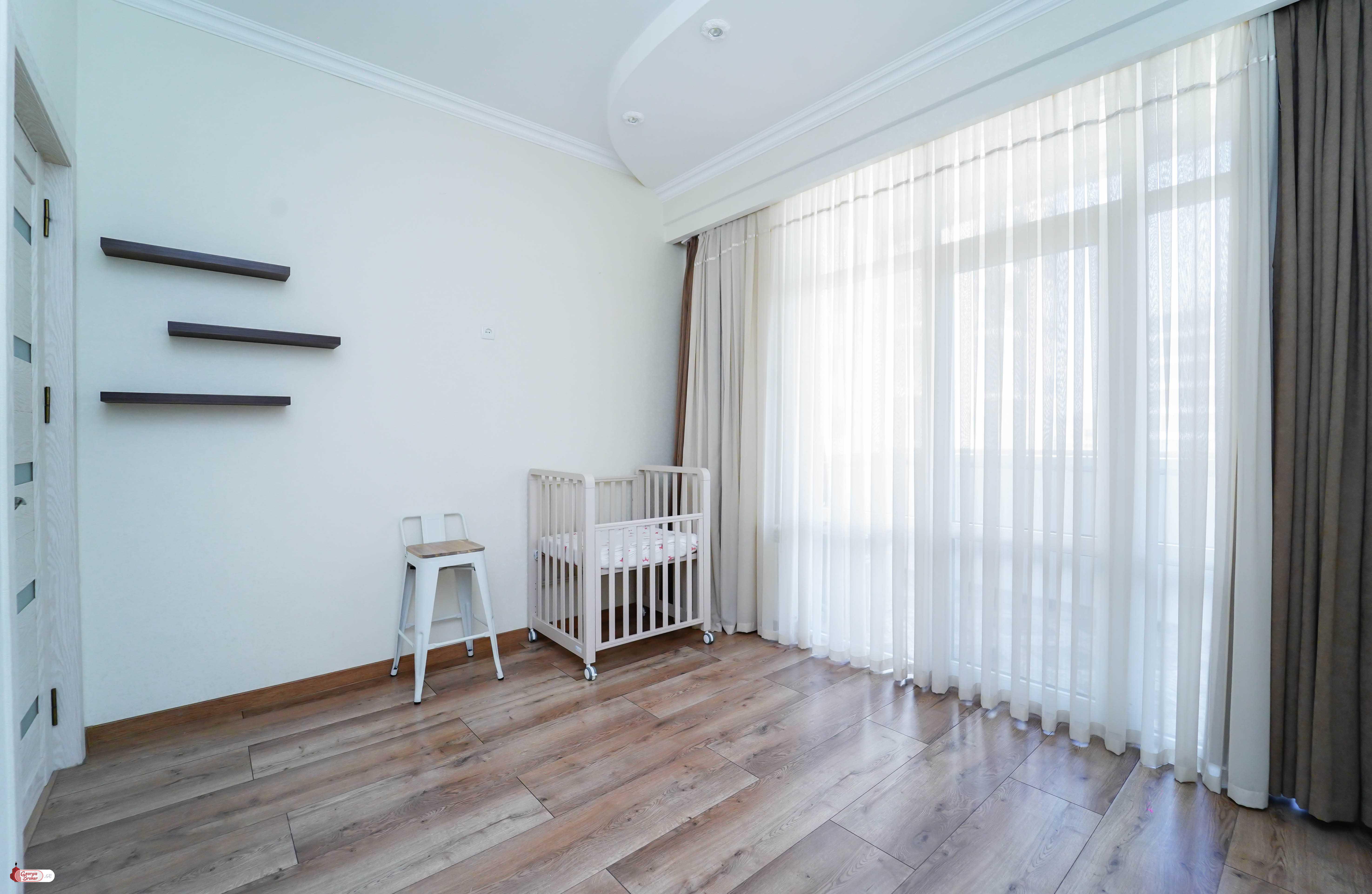 продается квартира с новым ремонтом 4-комнаты